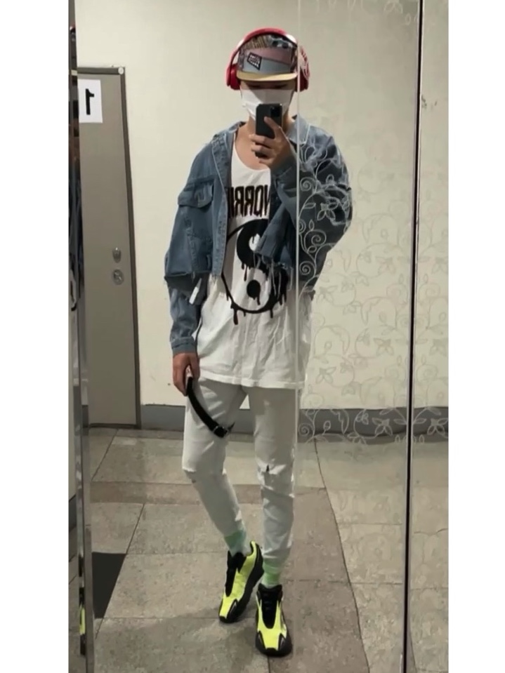 Adidas Yeezy Boost 700 MNVN Phosphor 착용 스타일