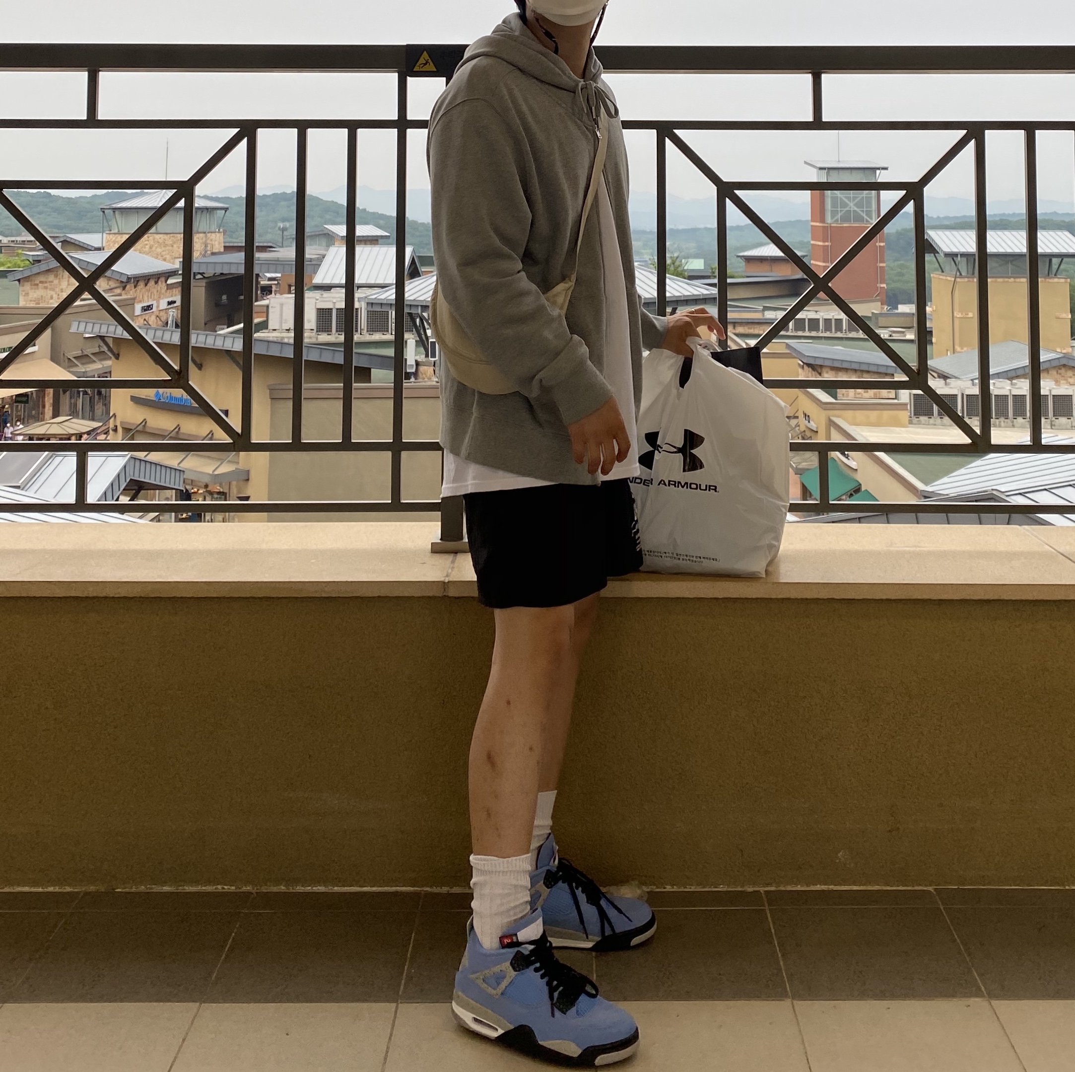 Jordan 4 Retro University Blue 착용 스타일 - 2