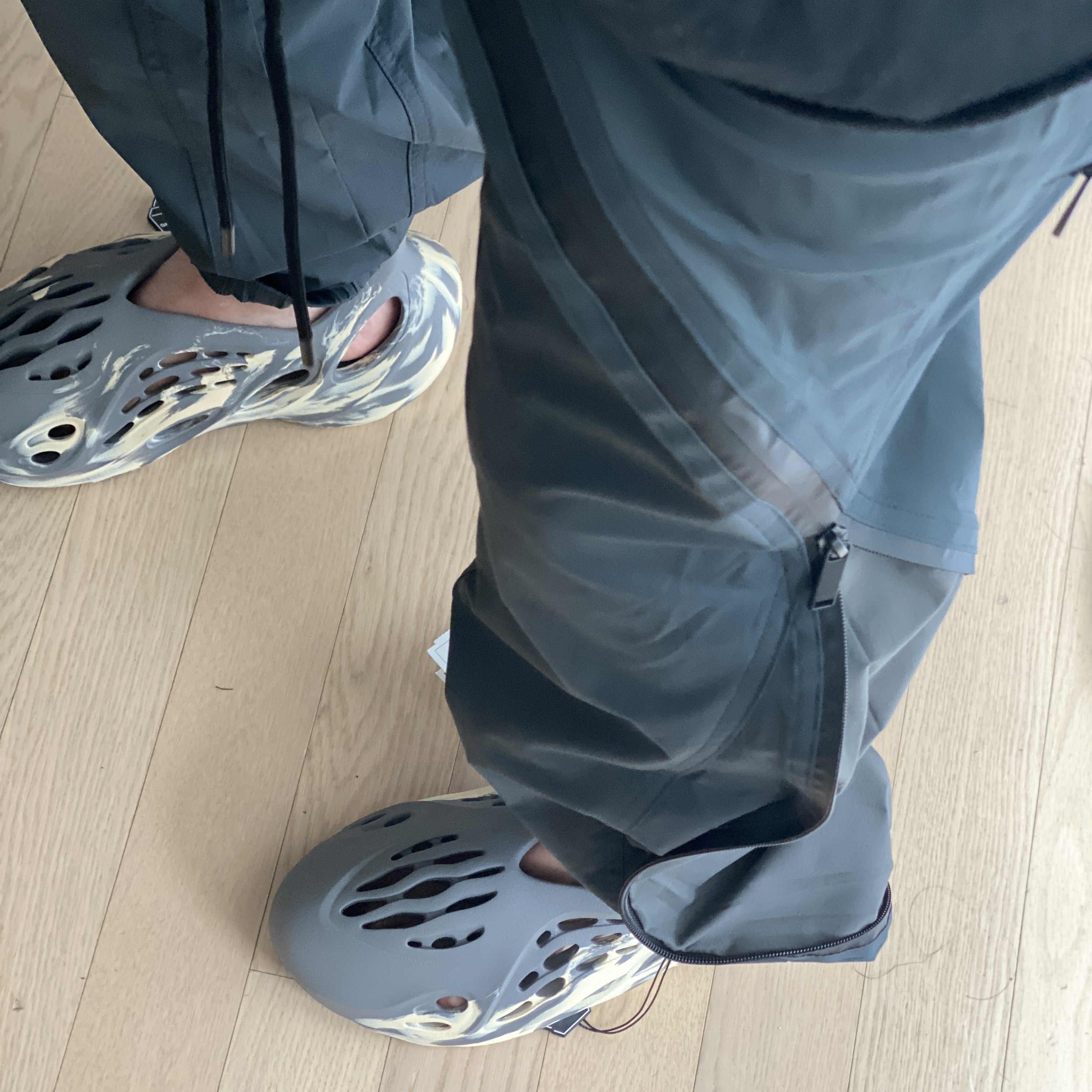 Adidas Yeezy Foam RNNR MXT Moon Gray 착용 스타일 - 2