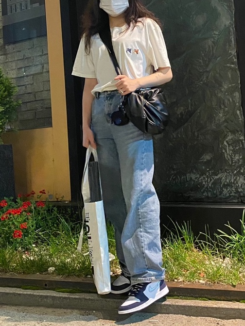 Maison Kitsune Double Fox Head Patch Classic T-Shirt Latte, (GS) Jordan 1 Retro High OG CO.JP Midnight Navy 착용 스타일