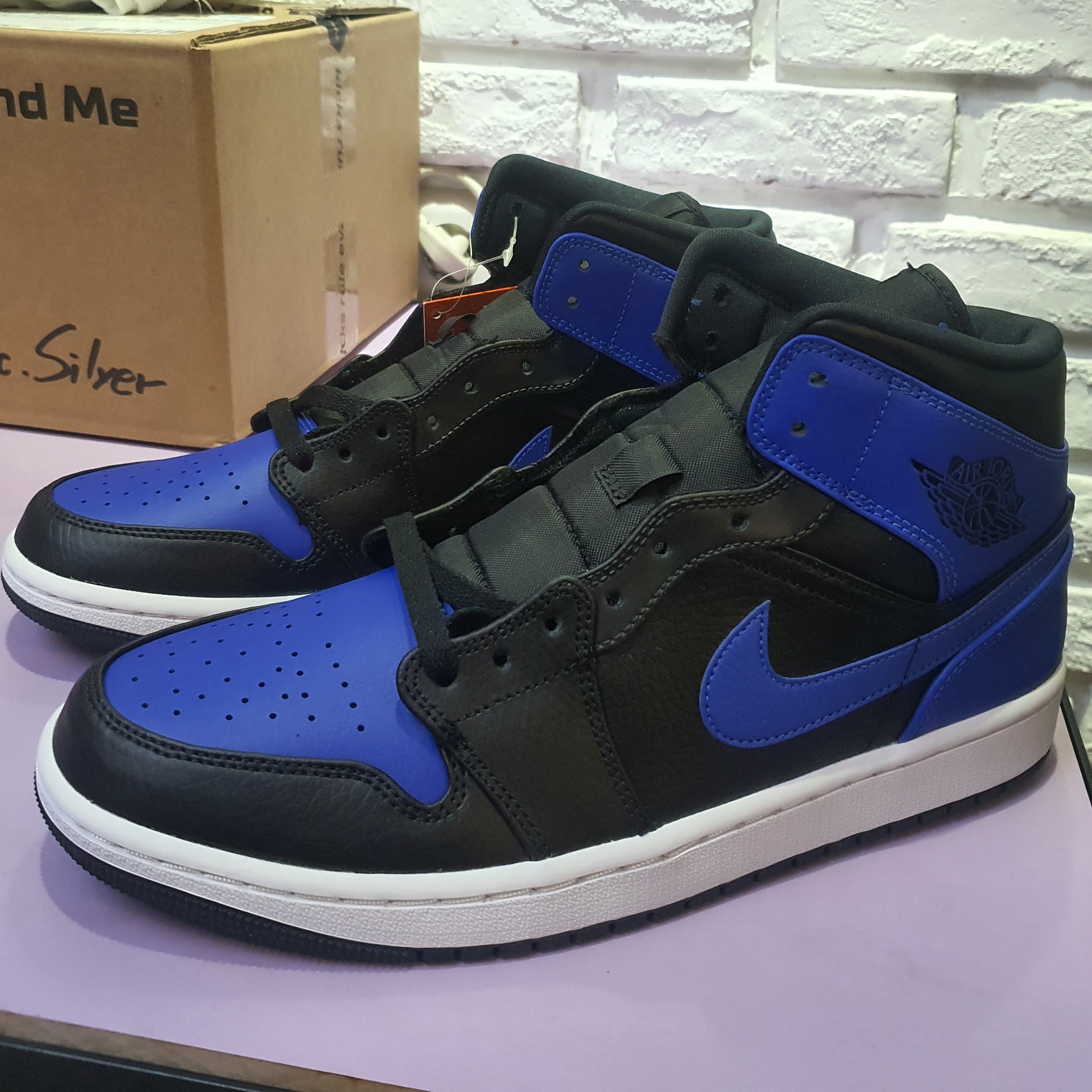 Jordan 1 Mid Black Hyper Royal 착용 스타일 - 3