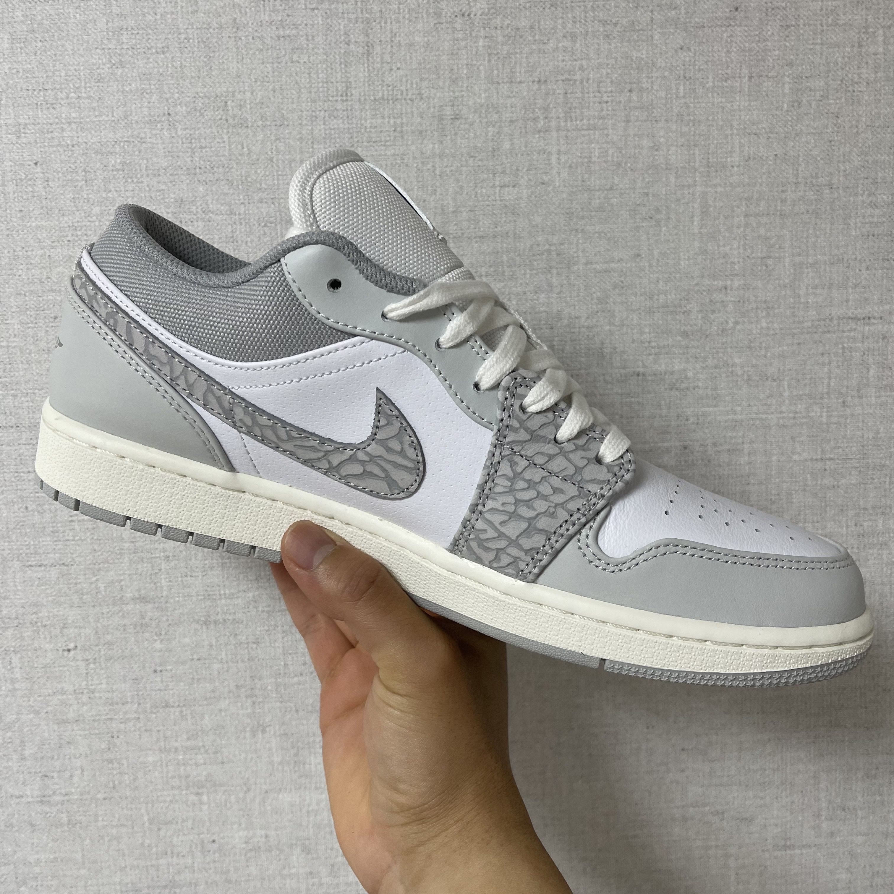 Jordan 1 Low PRM Elephant Print 착용 스타일 - 2