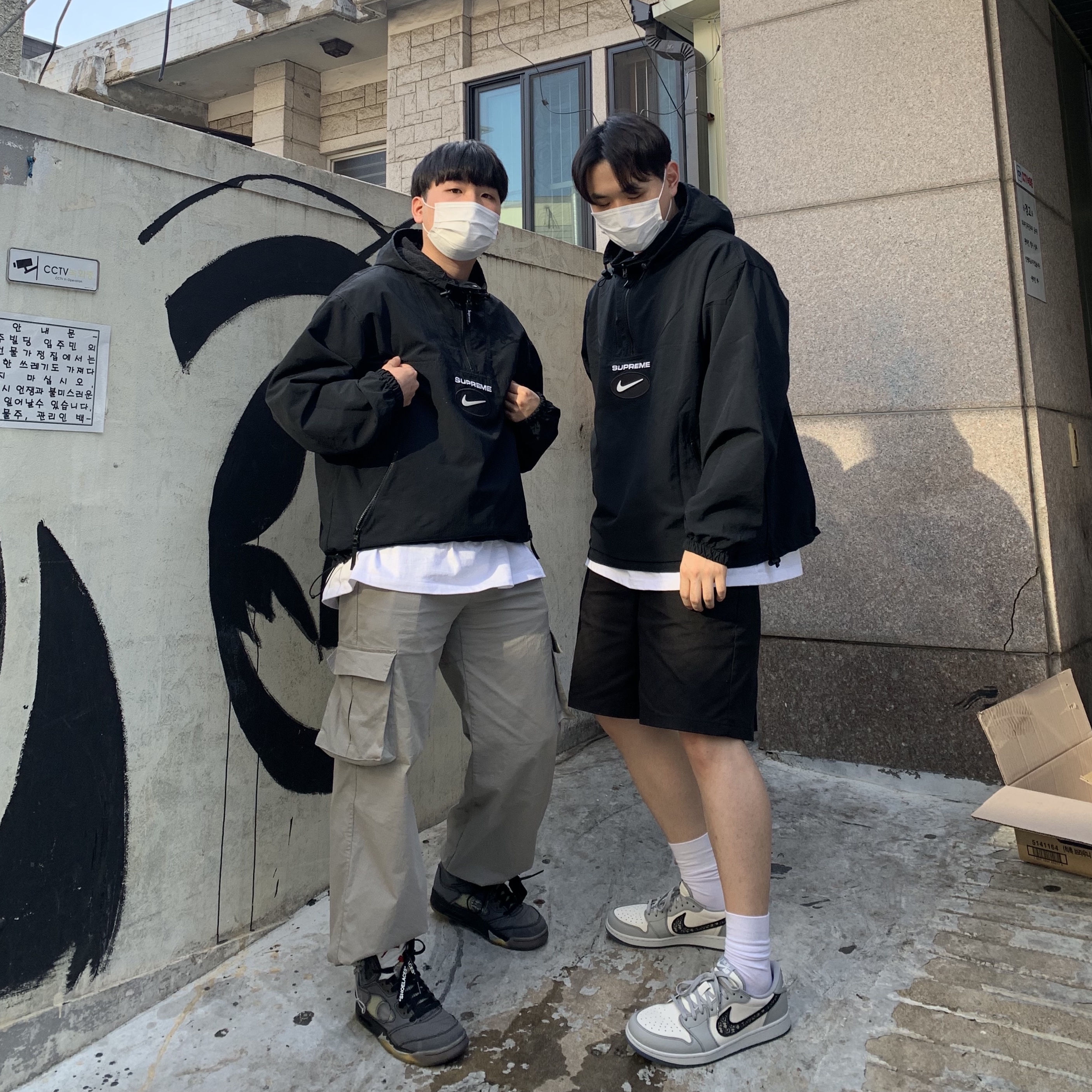 Jordan 1 x Dior Low OG, Jordan 5 x Off-White Retro SP Black Muslin 착용 스타일