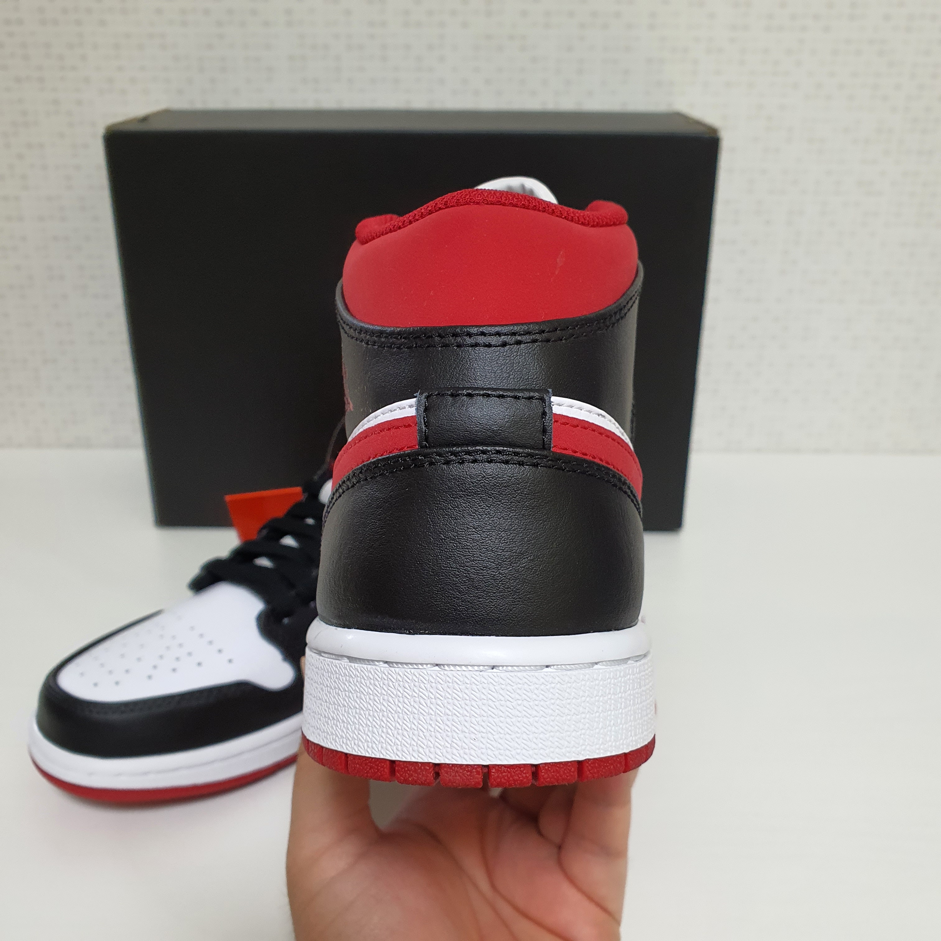 Jordan 1 Mid Gym Red Black White 착용 스타일 - 3