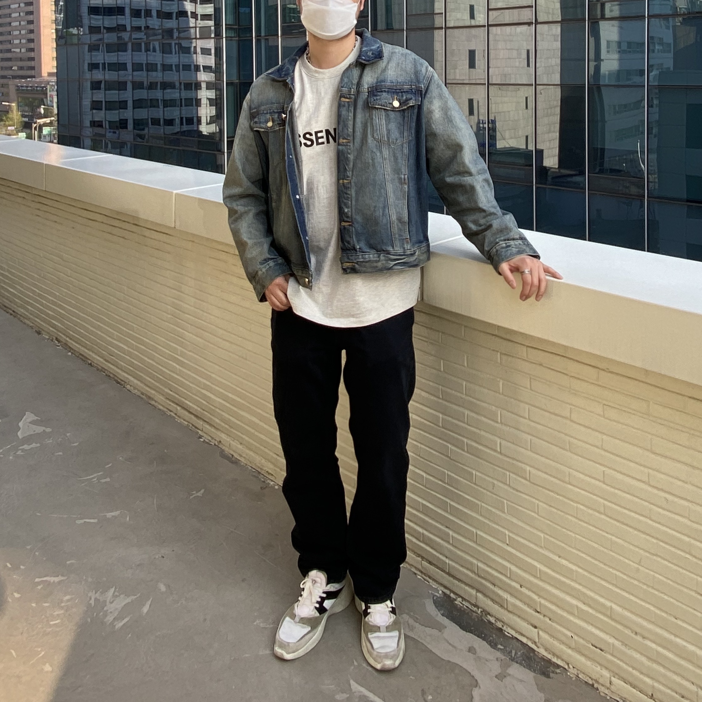 Essentials Denim Trucker Jacket Distressed Indigo - 20FW, Essentials 3D Silicon Applique Boxy T-Shirt Oatmeal/Oatmeal Heather/Light Heather Oatmeal 2020 착용 스타일