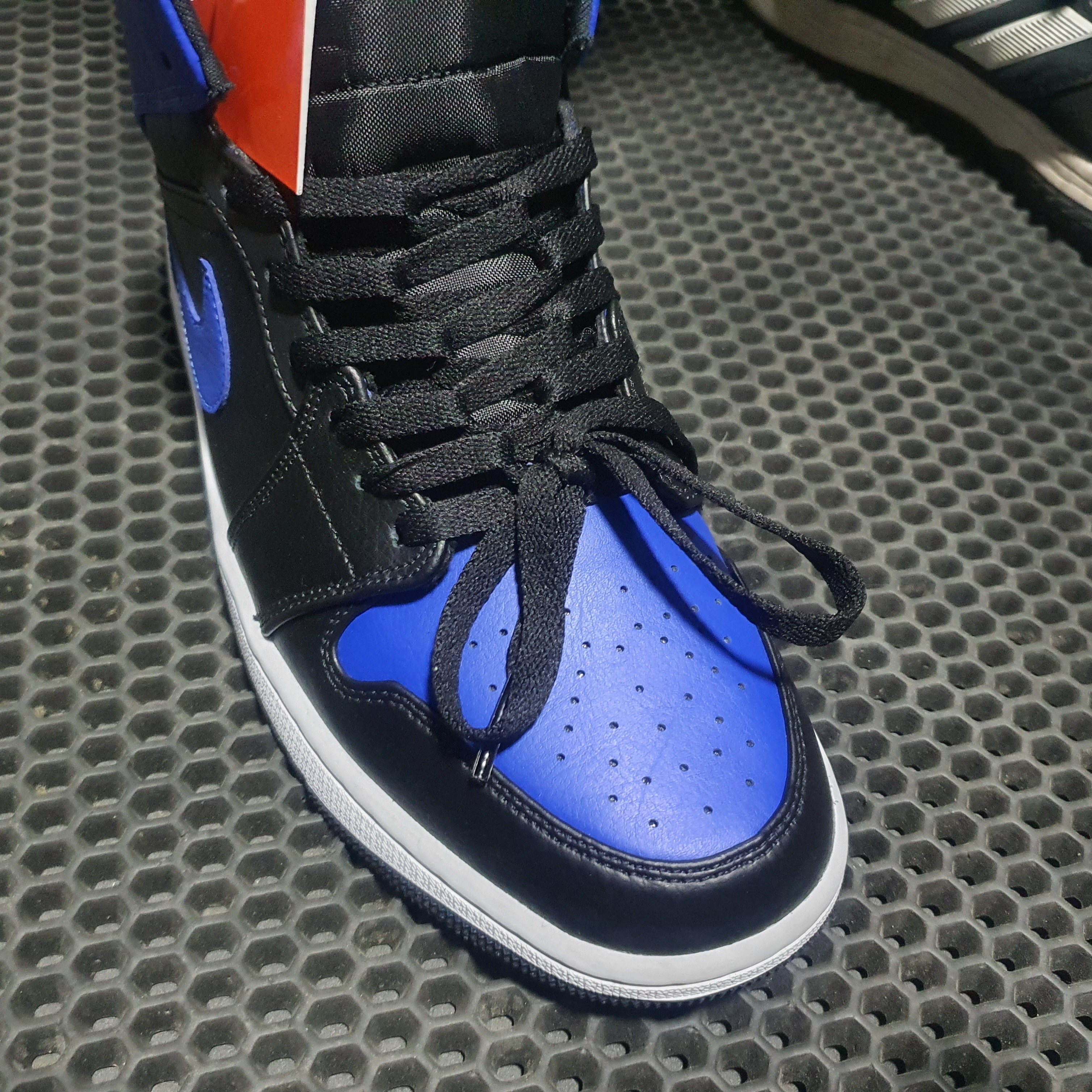Jordan 1 Mid Black Hyper Royal 착용 스타일 - 1