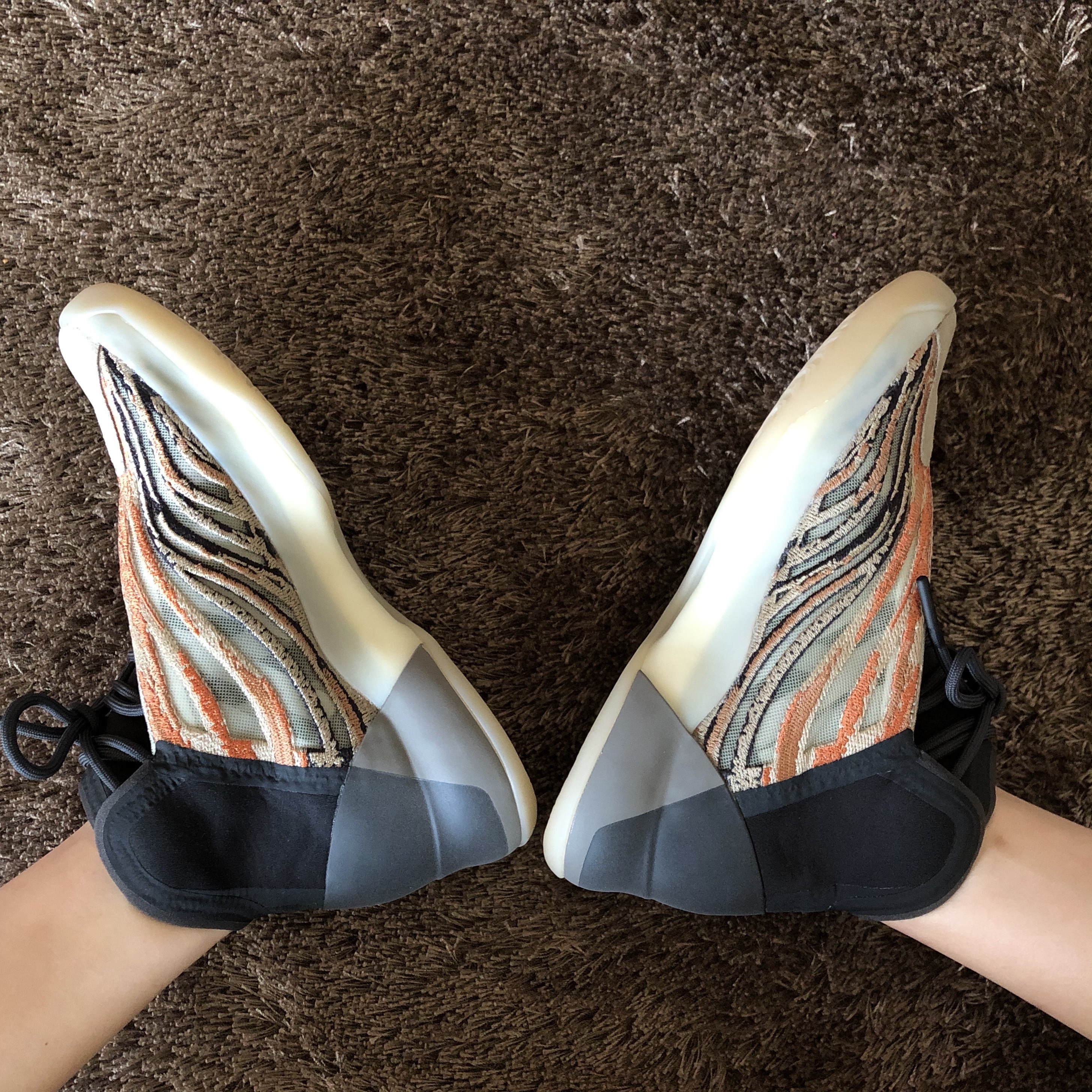 Adidas Yeezy QNTM Flash Orange 착용 스타일 - 1