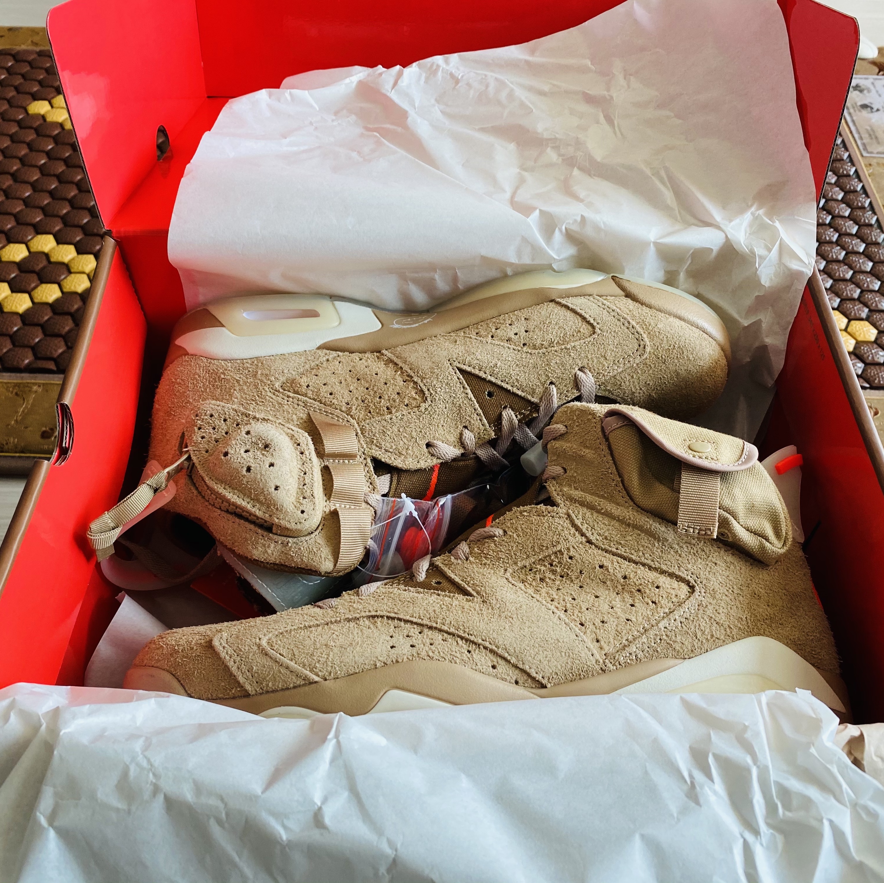 Jordan 6 x Travis Scott Retro SP British Khaki 착용 스타일 - 2