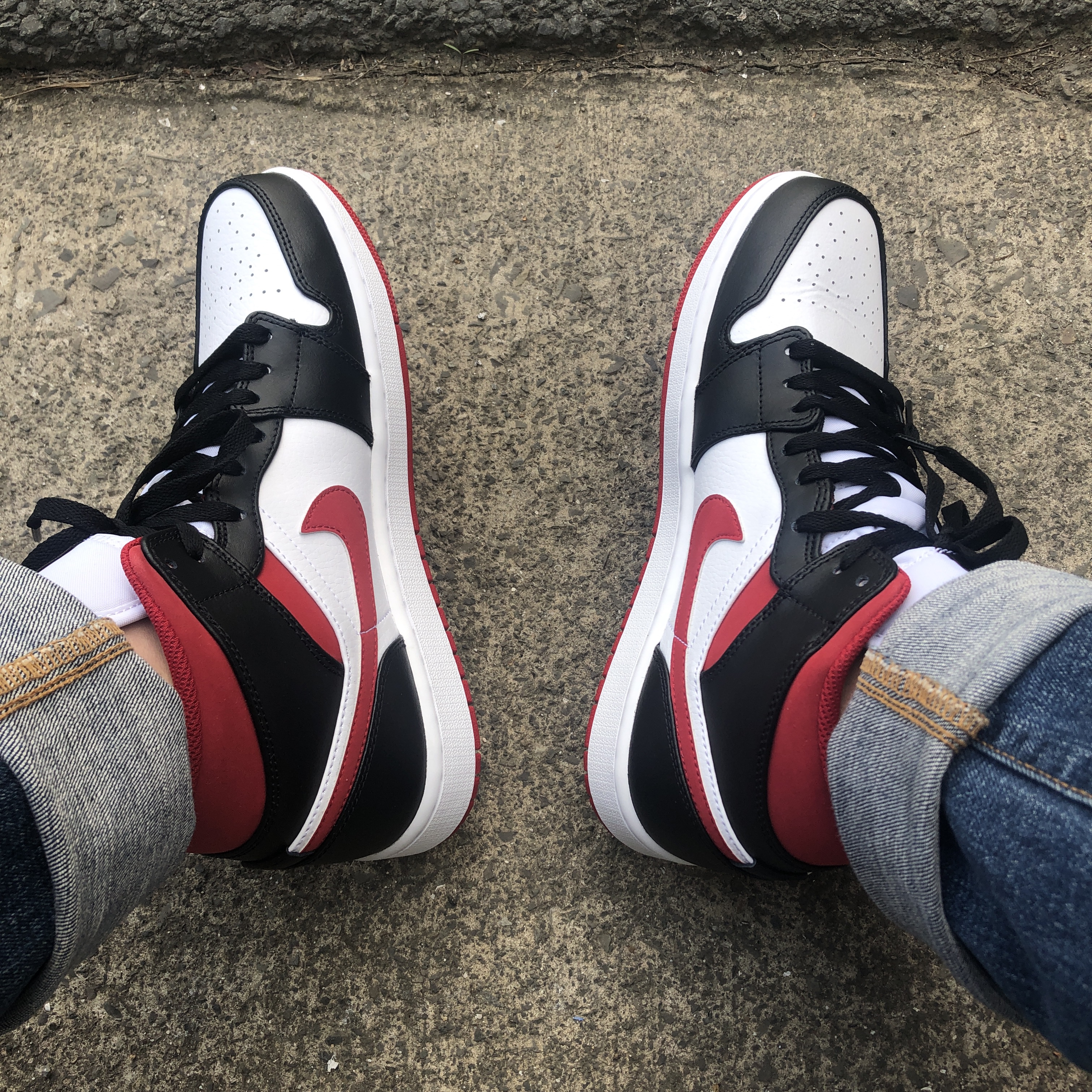 Jordan 1 Mid Gym Red Black White 착용 스타일 - 3