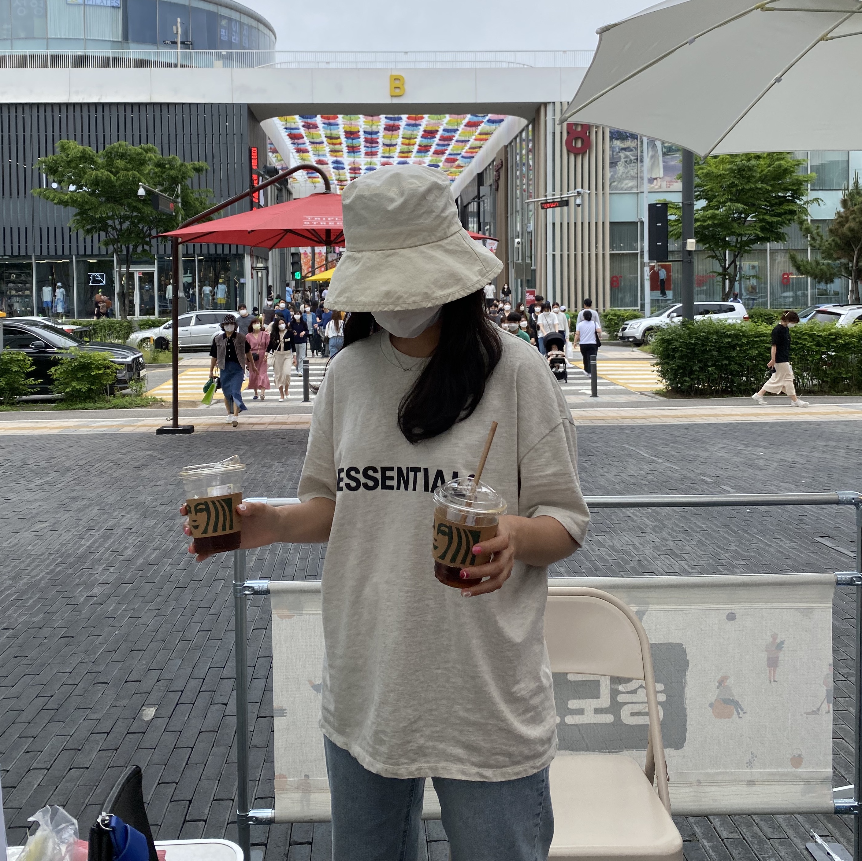 Essentials 3D Silicon Applique Boxy T-Shirt Buttercream 2020 착용 스타일