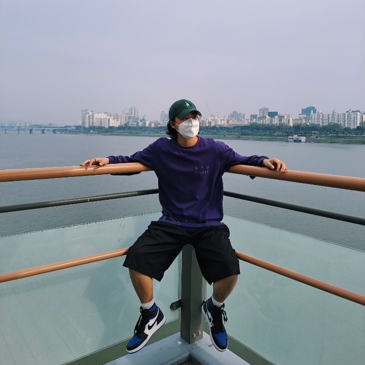 Jordan 1 Retro High OG Royal Toe, IAB Studio Long Sleeve T-Shirt Purple Splashed 착용 스타일