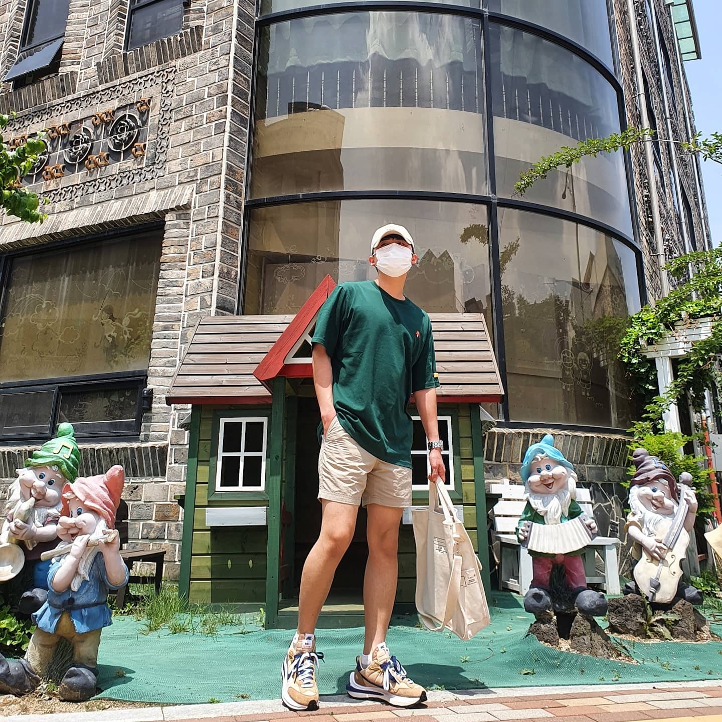 Nike x Sacai VaporWaffle Sesame and Blue Void 착용 스타일
