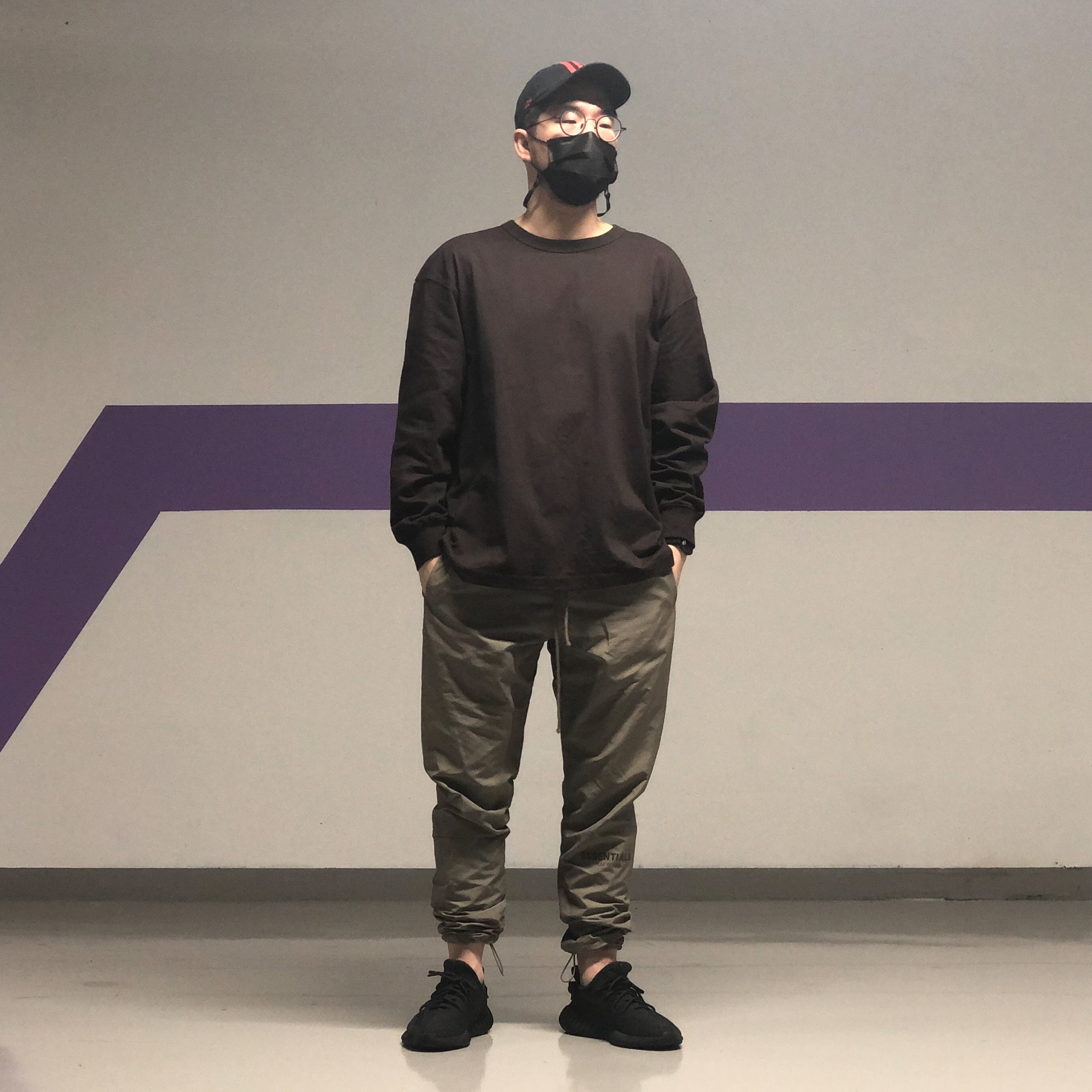 Adidas Yeezy Boost 350 V2 Black - Non-Reflective, Essentials Track Pants Taupe - 20FW 착용 스타일