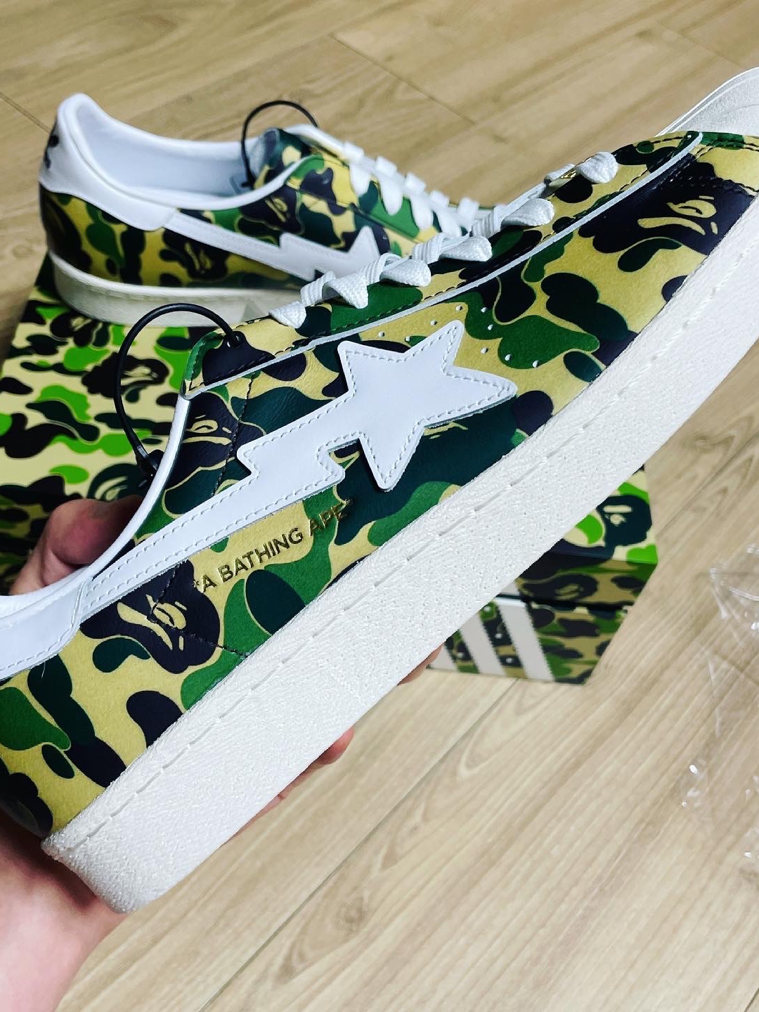 Adidas x BAPE Superstar 80s Green Camo 착용 스타일 - 3