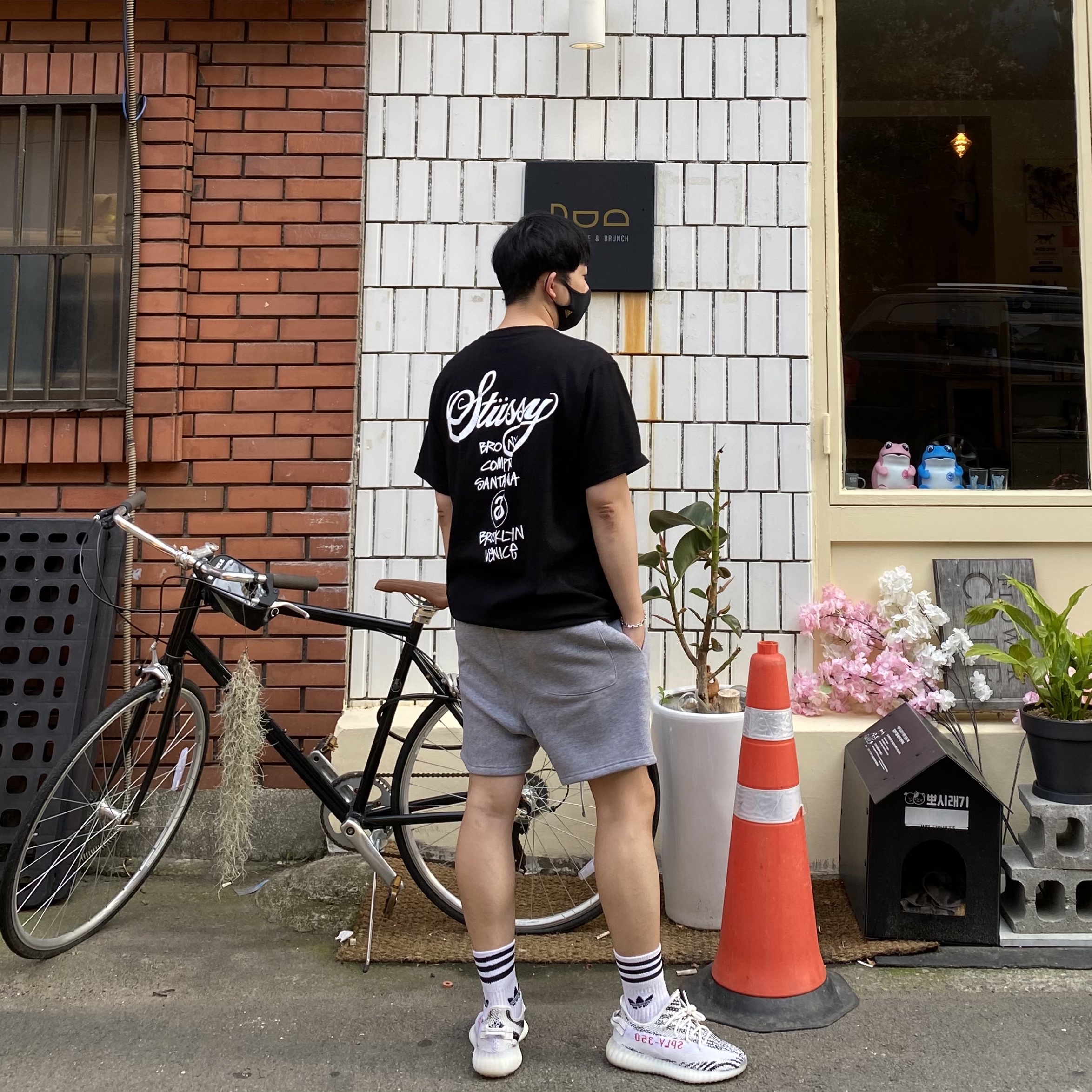 Adidas Yeezy Boost 350 V2 Zebra 2017/2019/2020, Essentials Fleece Shorts Cement - 20FW 착용 스타일