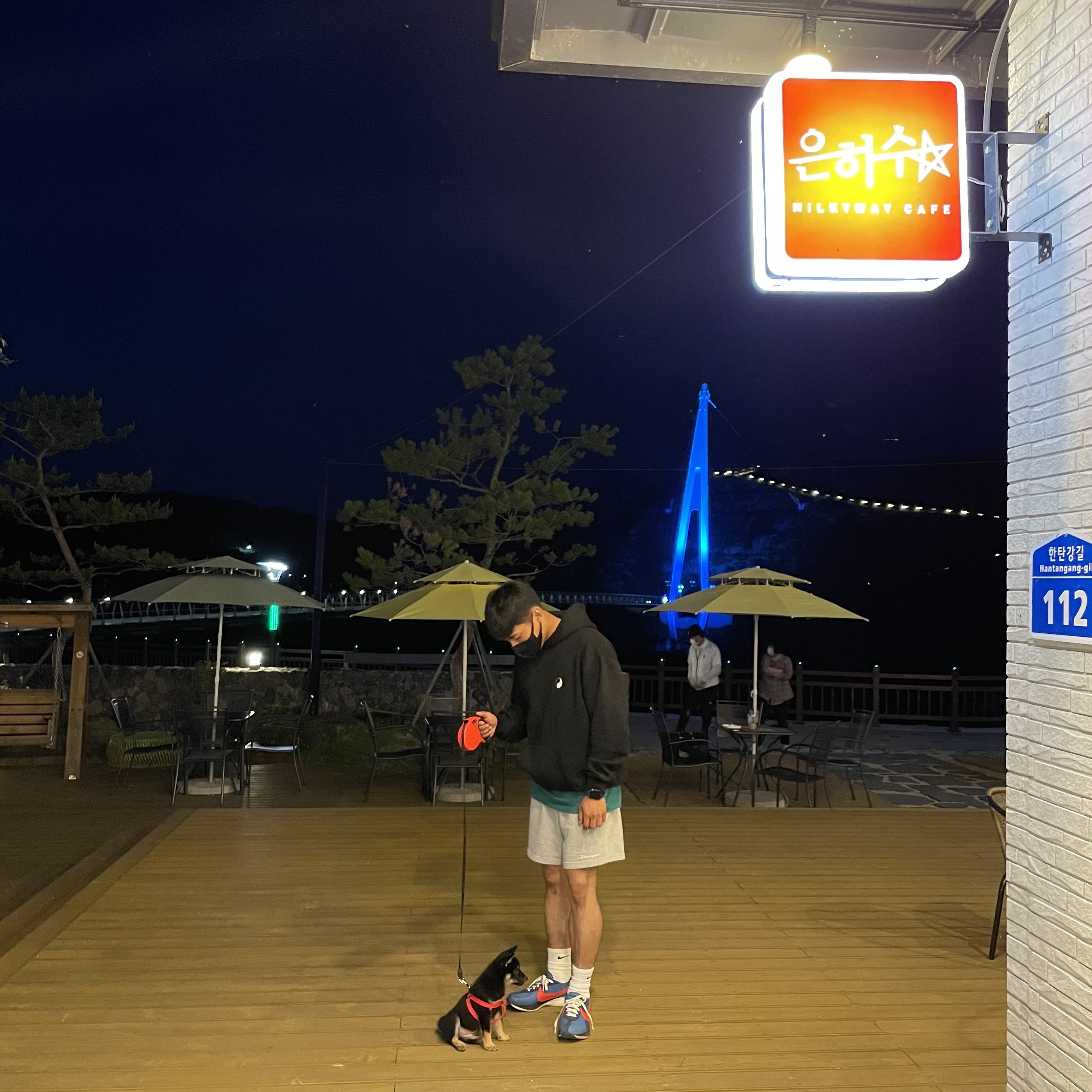 Stussy x Our Legacy Yin Yang Pig. Dyed Hood Black, Nike Moon Racer Mountain Blue Team Orange 착용 스타일