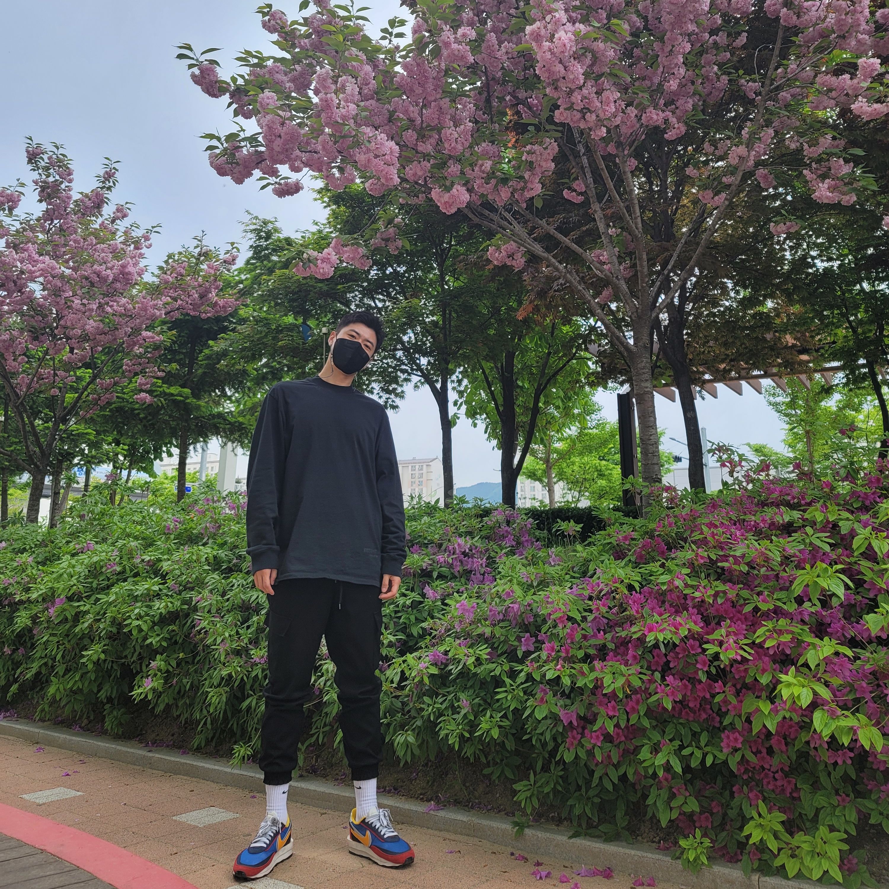 Nike x Sacai LDWaffle Blue Multi, Essentials Long Sleeve T-Shirt Black - 21SS 착용 스타일