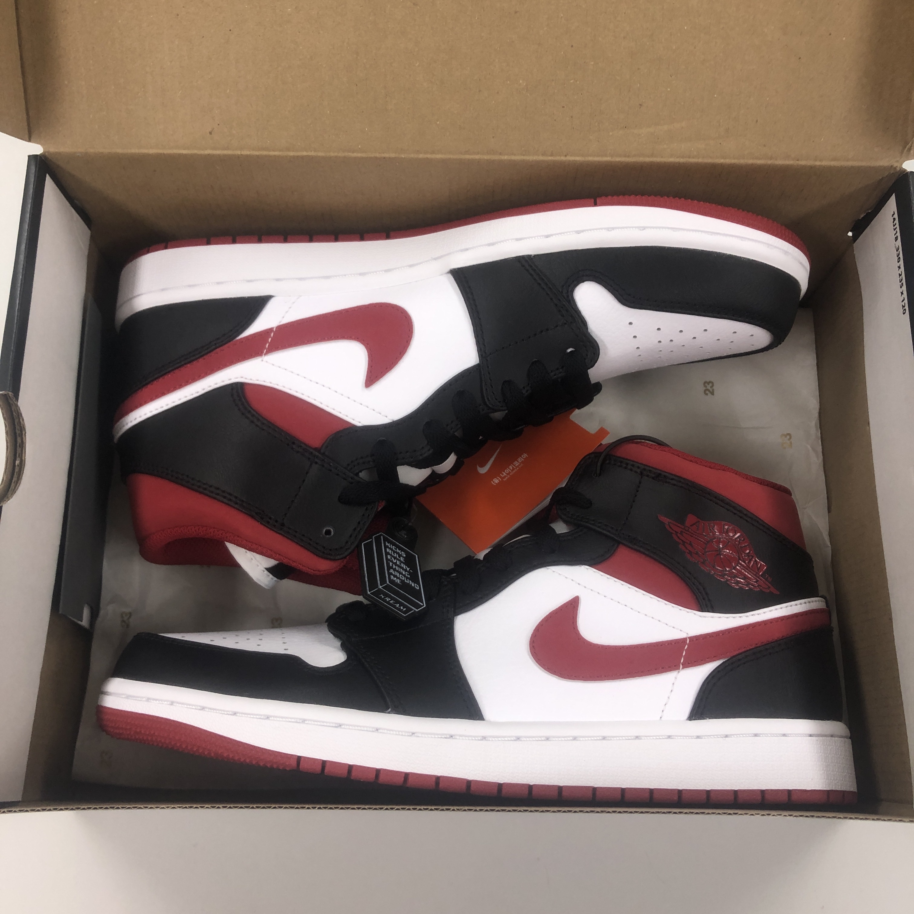 Jordan 1 Mid Gym Red Black White 착용 스타일 - 2