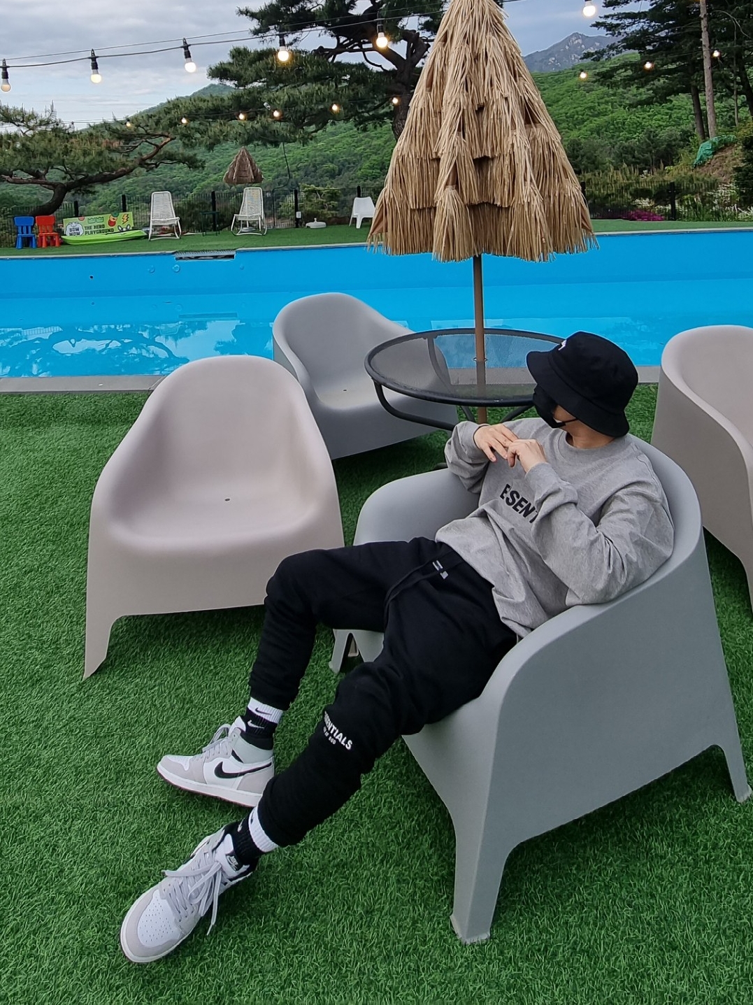 Essentials 3D Silicon Applique Boxy Long Sleeve T-Shirt Heather Oatmeal - 20FW, Essentials Sweatpants Weathered Black - 20FW 착용 스타일