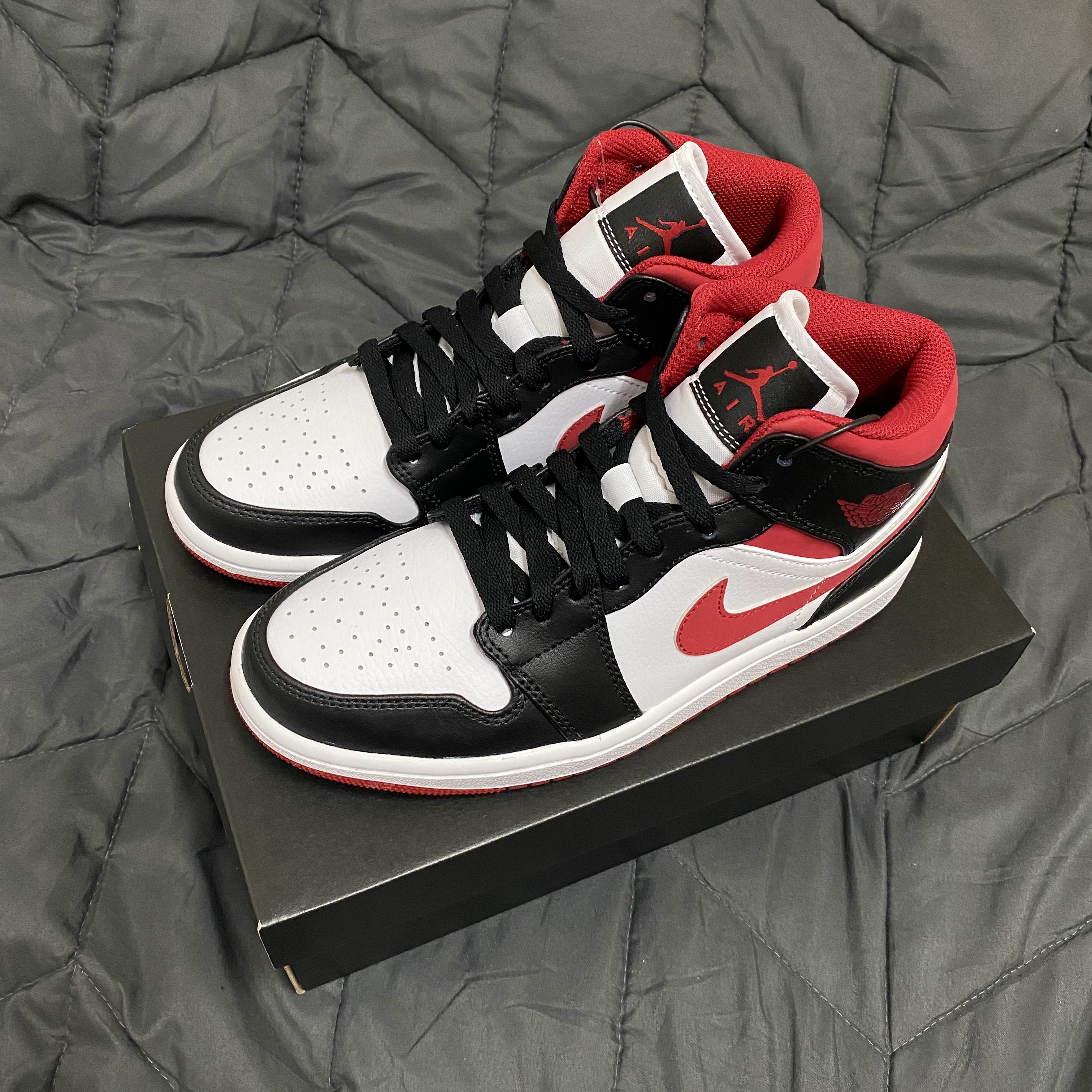 Jordan 1 Mid Gym Red Black White 착용 스타일
