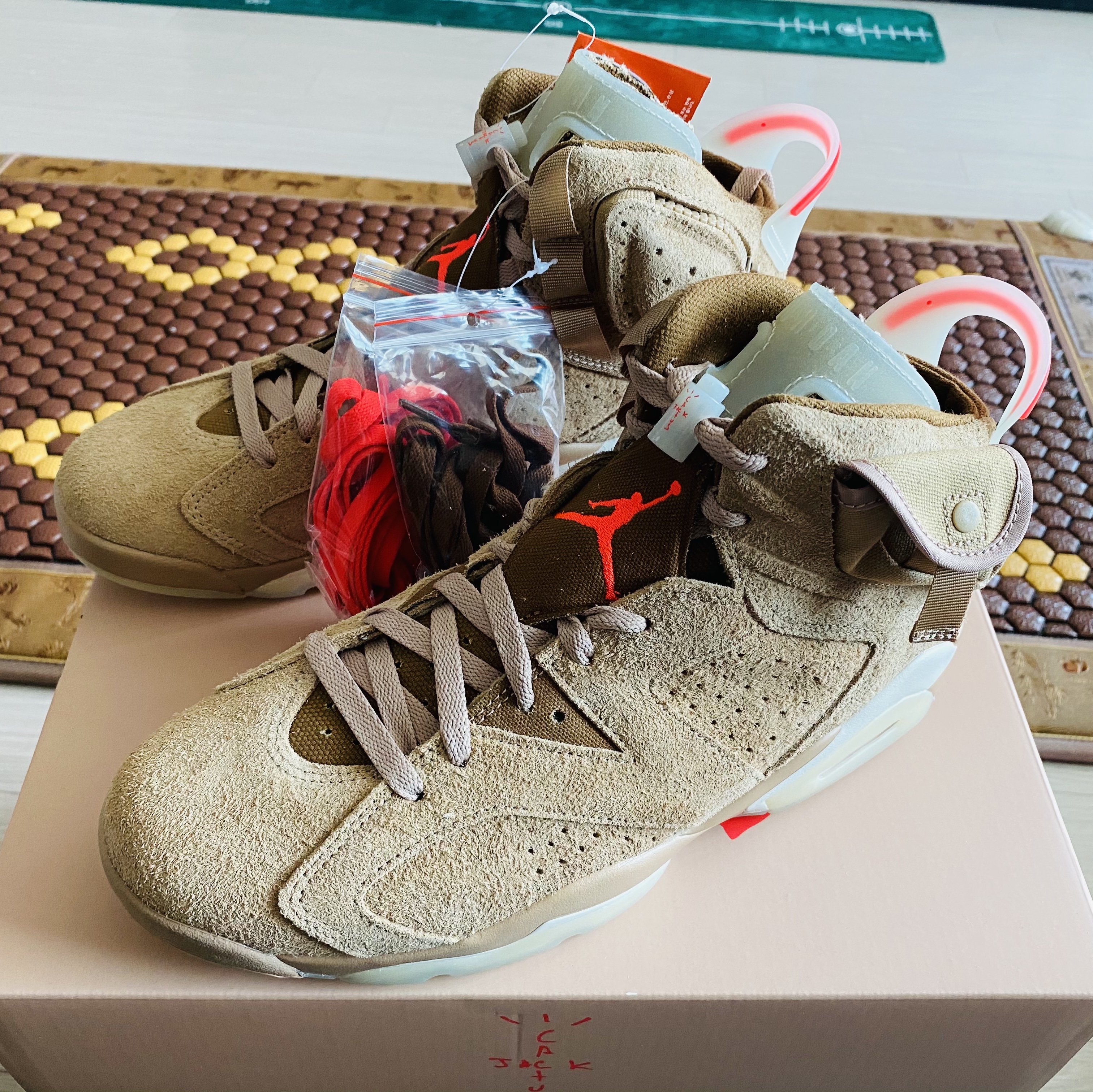 Jordan 6 x Travis Scott Retro SP British Khaki 착용 스타일 - 4