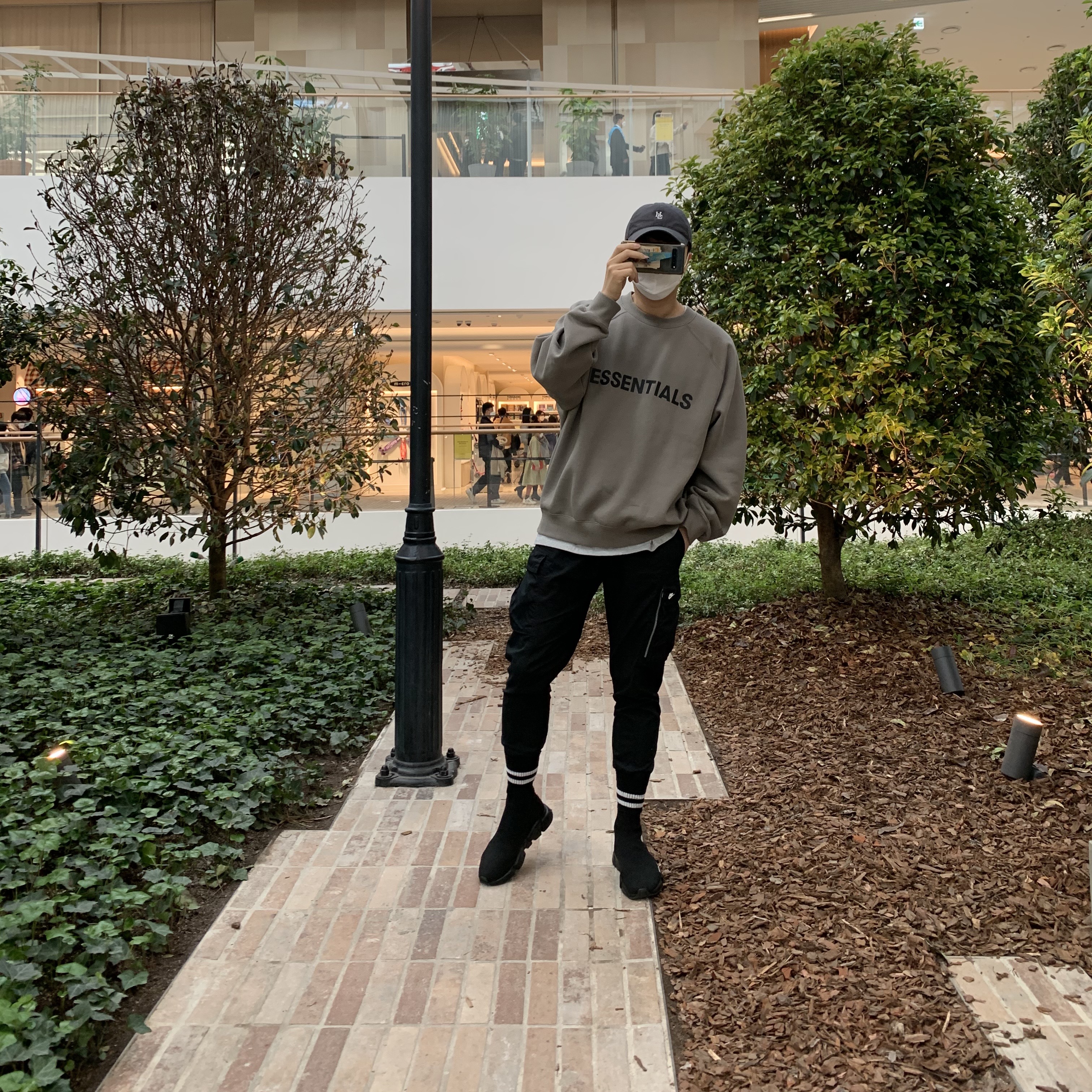 Essentials 3D Silicon Applique Crewneck Taupe - 20FW, Balenciaga Speed Trainer Black 2020 착용 스타일 - 2