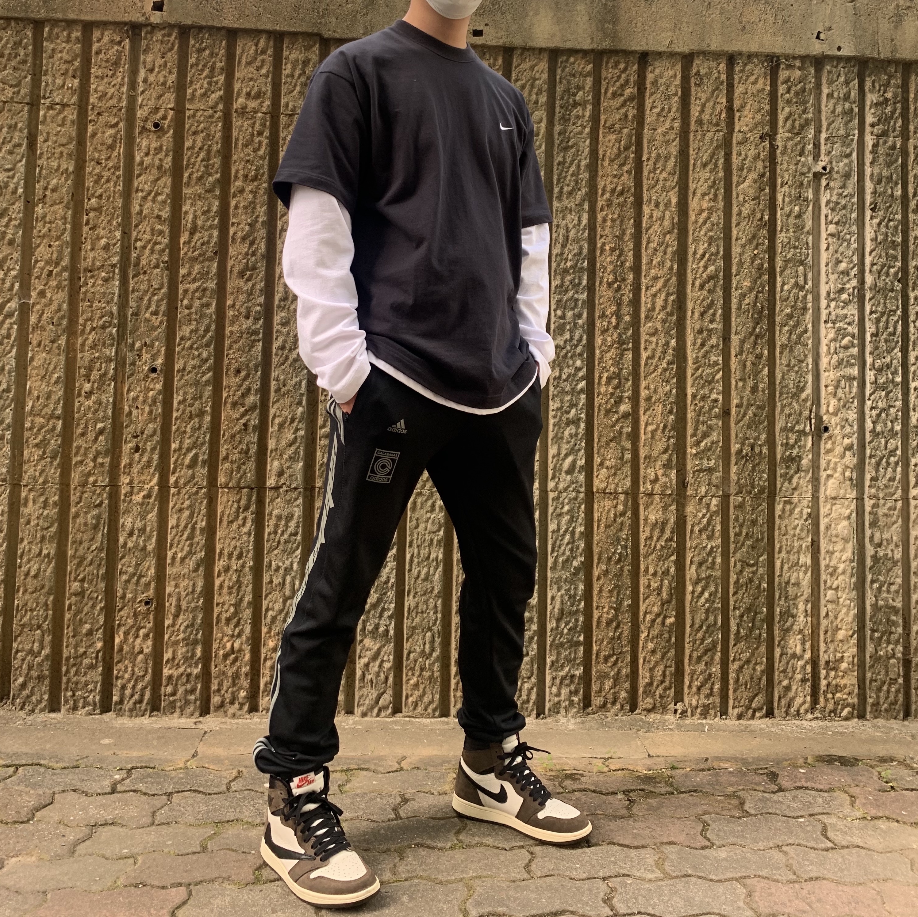 Jordan 1 x Travis Scott Retro High OG SP Mocha, Nike NRG Solo Swoosh T-Shirt Black - US/EU 착용 스타일