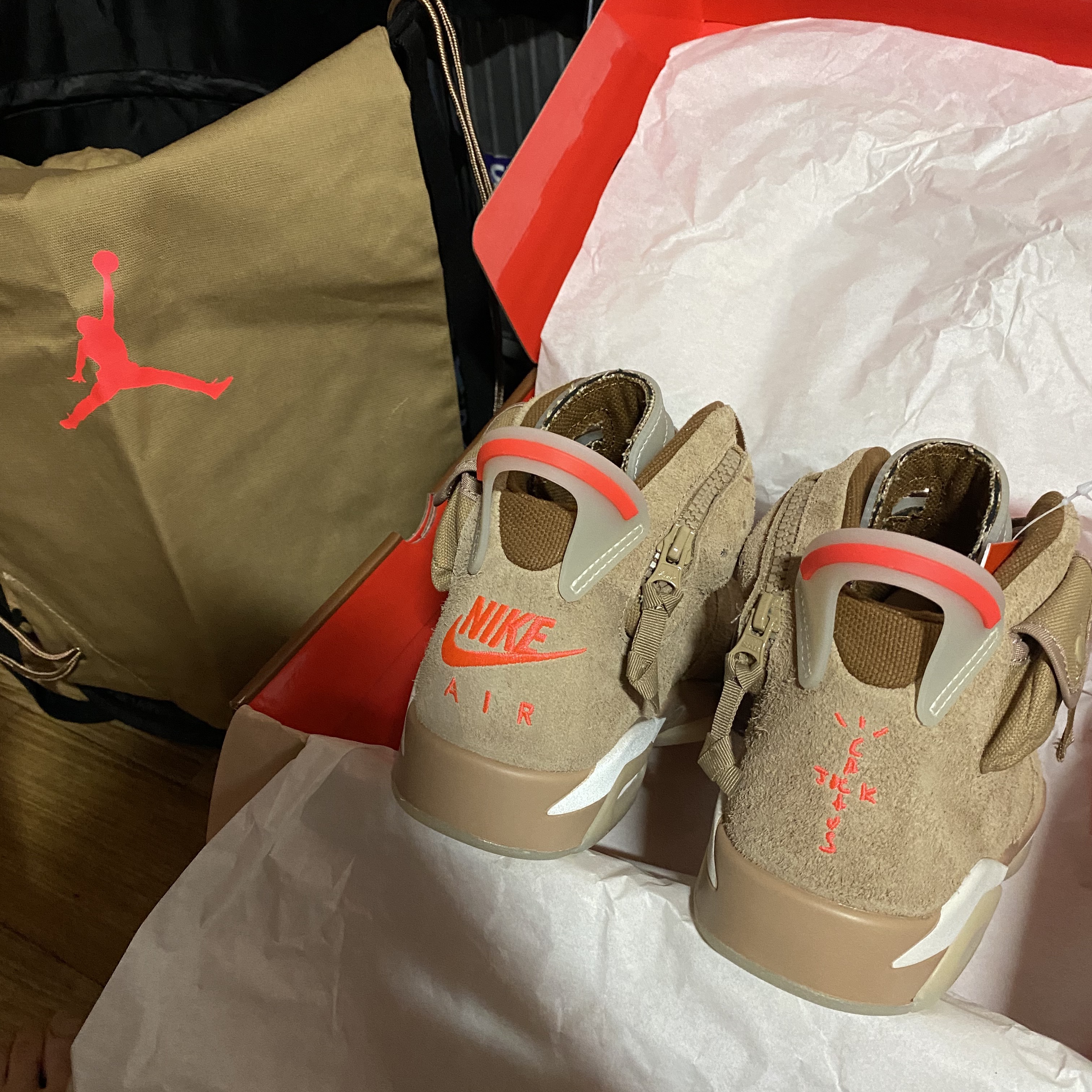 Jordan 6 x Travis Scott Retro SP British Khaki 착용 스타일