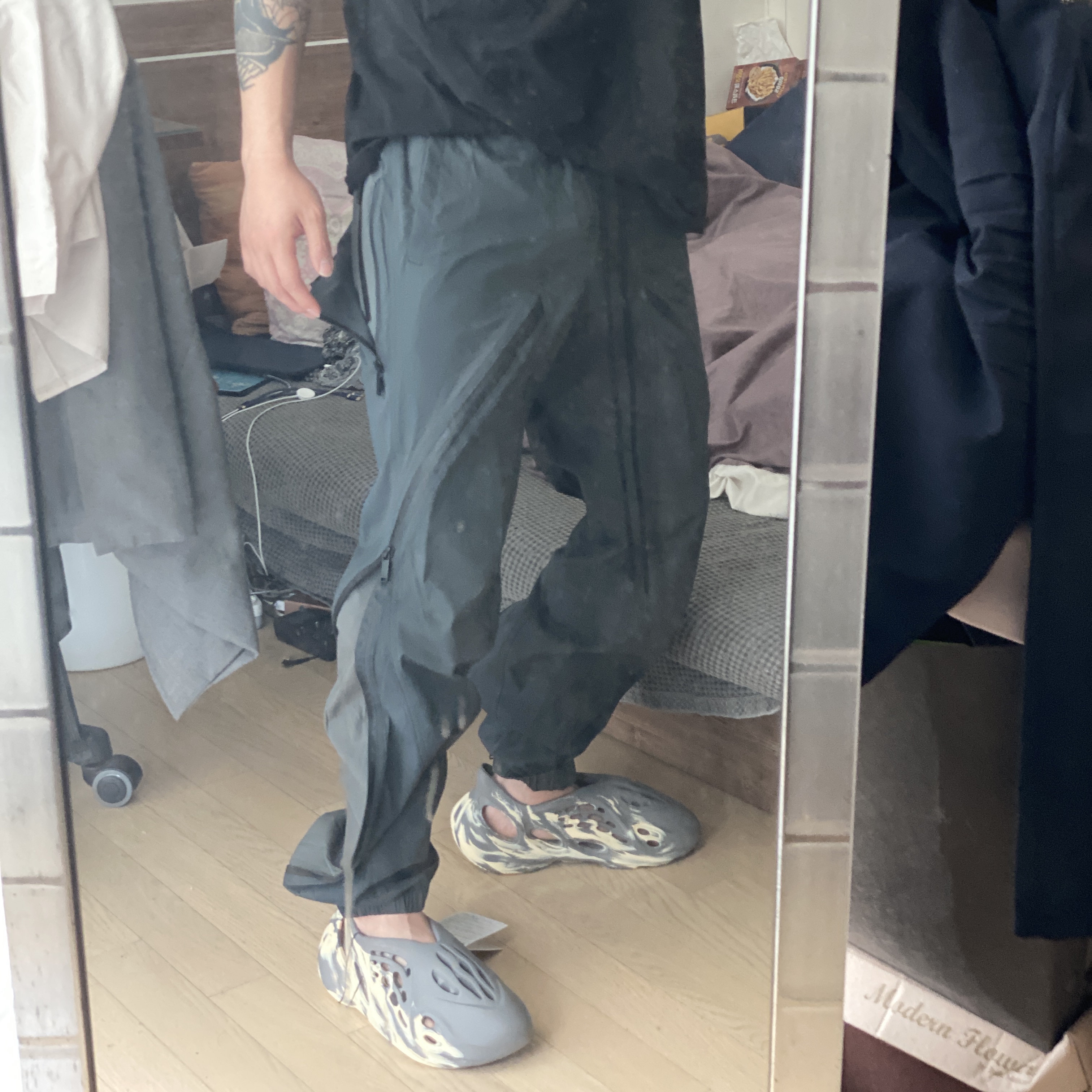 Adidas Yeezy Foam RNNR MXT Moon Gray 착용 스타일 - 4