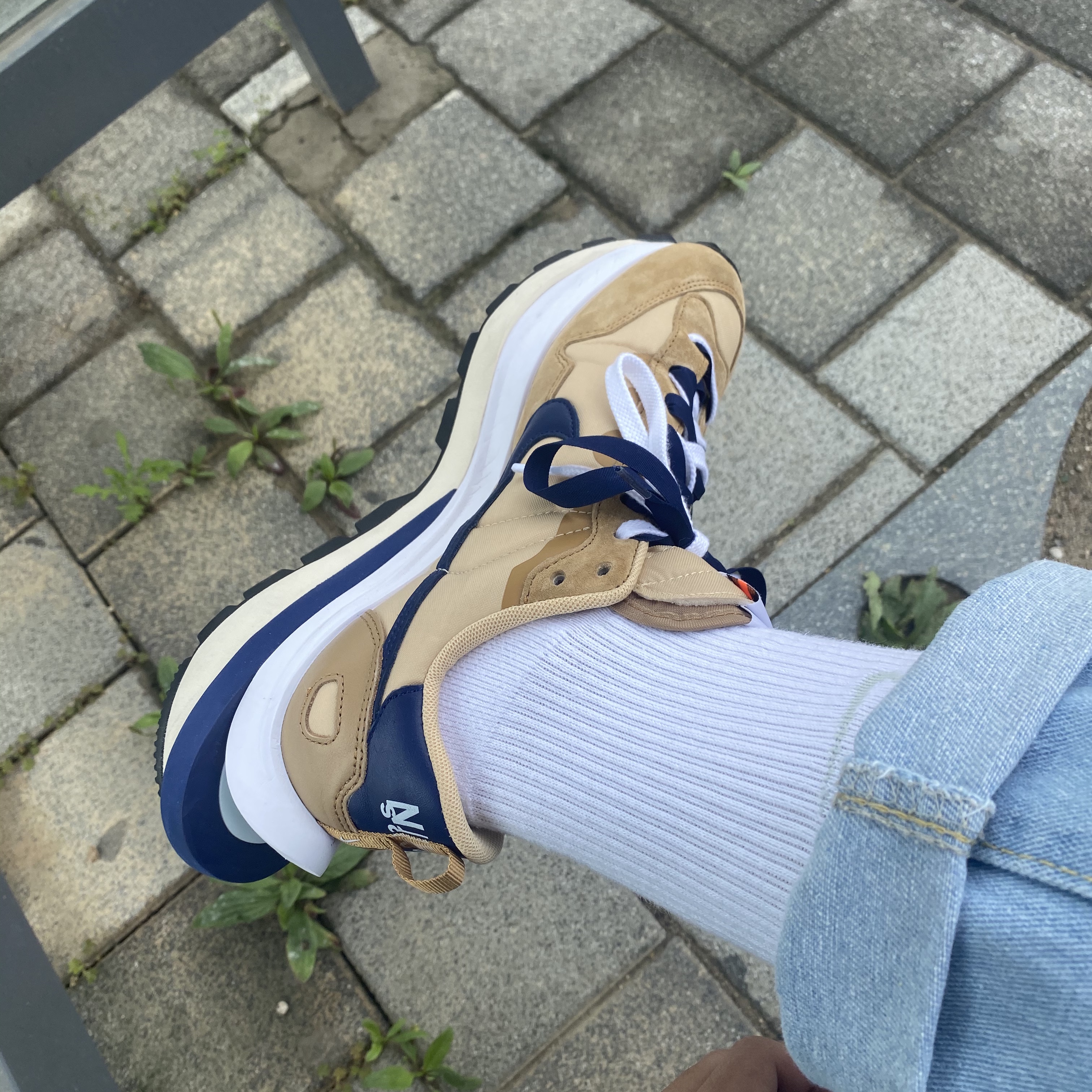 Nike x Sacai VaporWaffle Sesame and Blue Void 착용 스타일