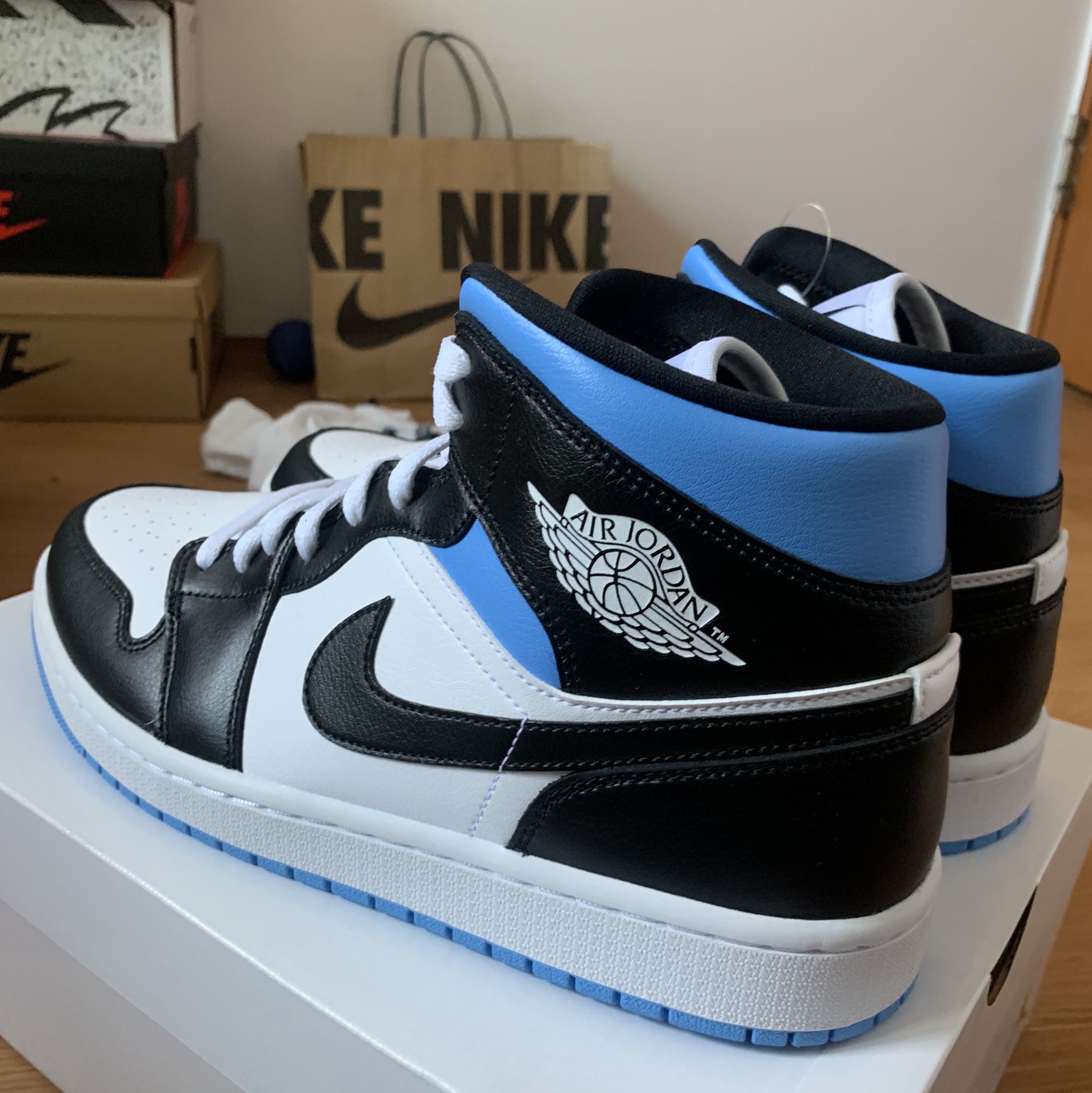 (W) Jordan 1 Mid White Black University Blue 착용 스타일 - 3