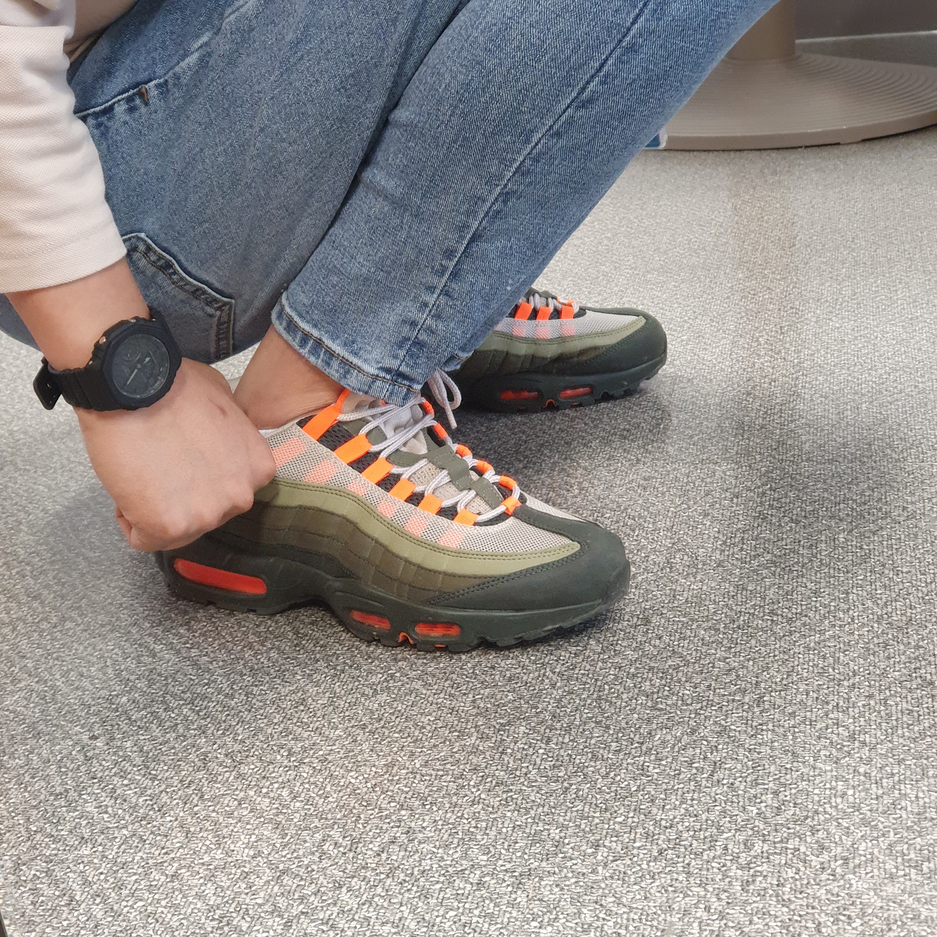 Nike Air Max 95 OG Neutral Olive Total Orange 착용 스타일