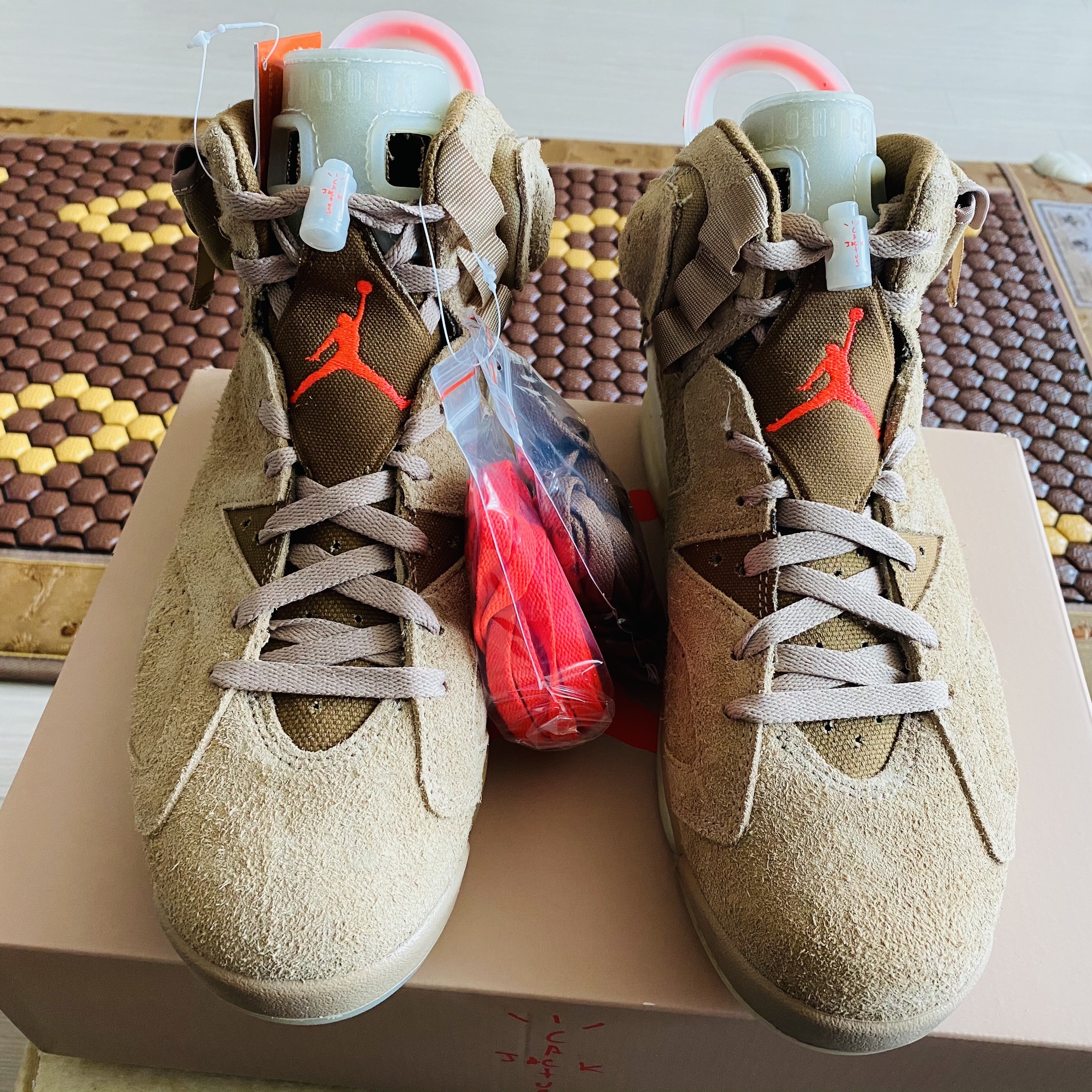 Jordan 6 x Travis Scott Retro SP British Khaki 착용 스타일 - 3