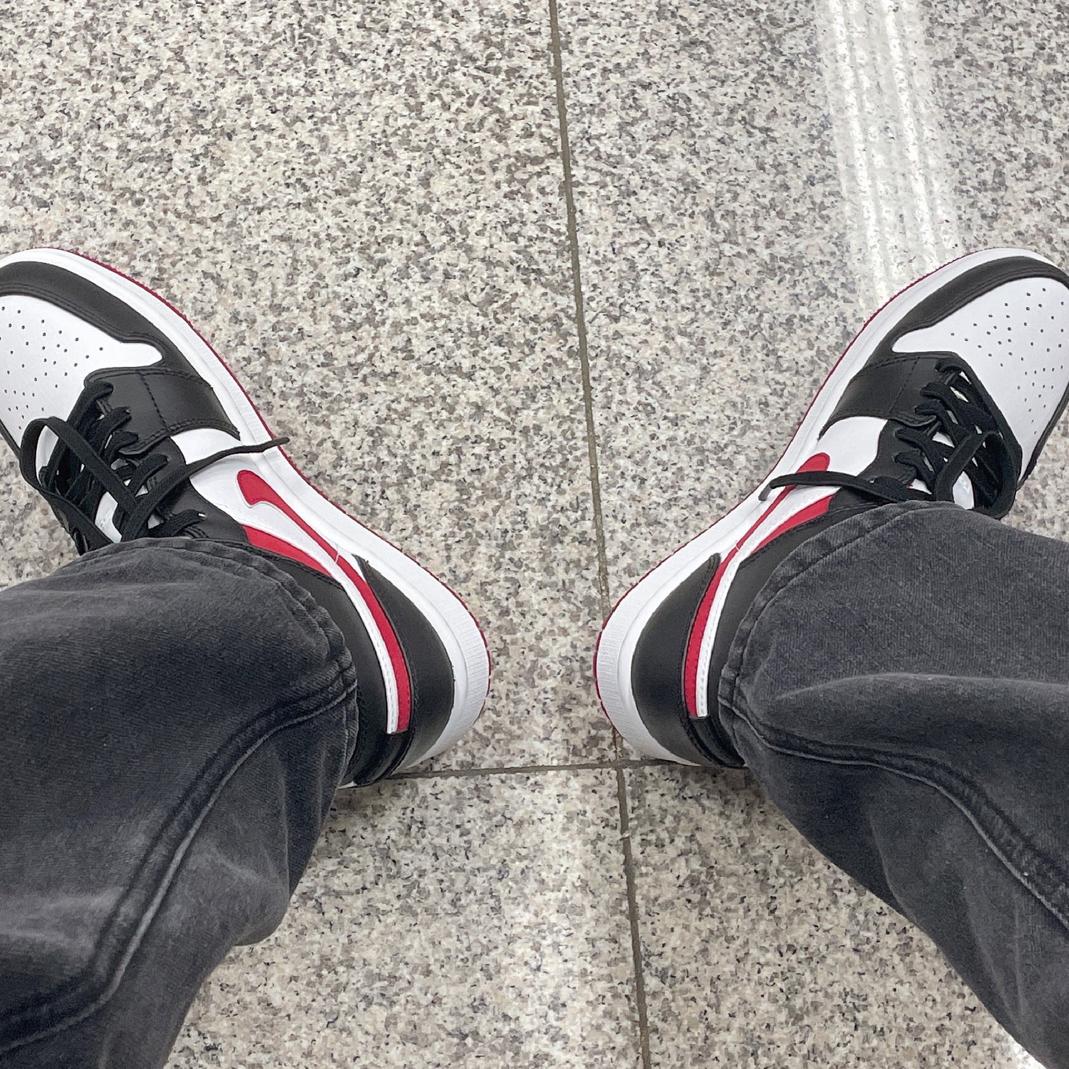 Jordan 1 Mid Gym Red Black White 착용 스타일 - 2