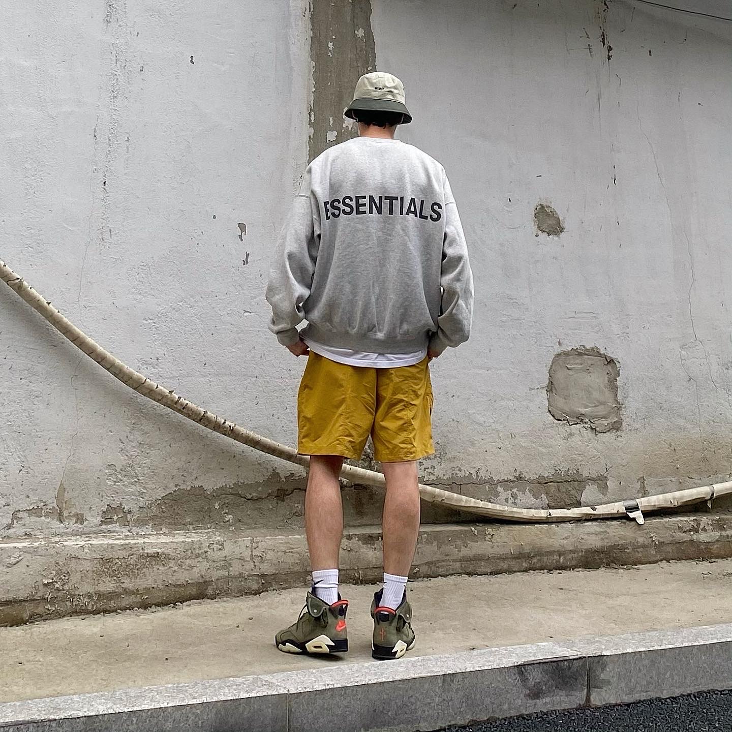 Jordan 6 x Travis Scott Retro Olive, Essentials Fleece Crewneck Sweatshirt Heather Grey - 20FW 착용 스타일 - 3