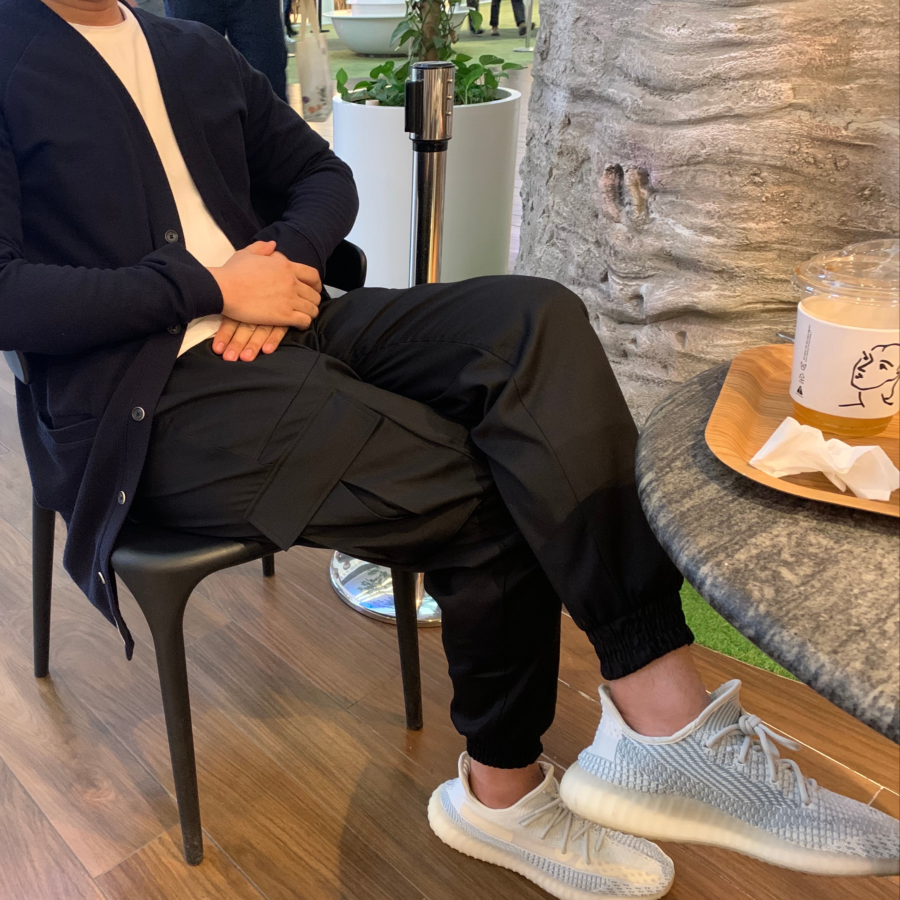 Adidas Yeezy Boost 350 V2 Cloud White - Non-Reflective 착용 스타일