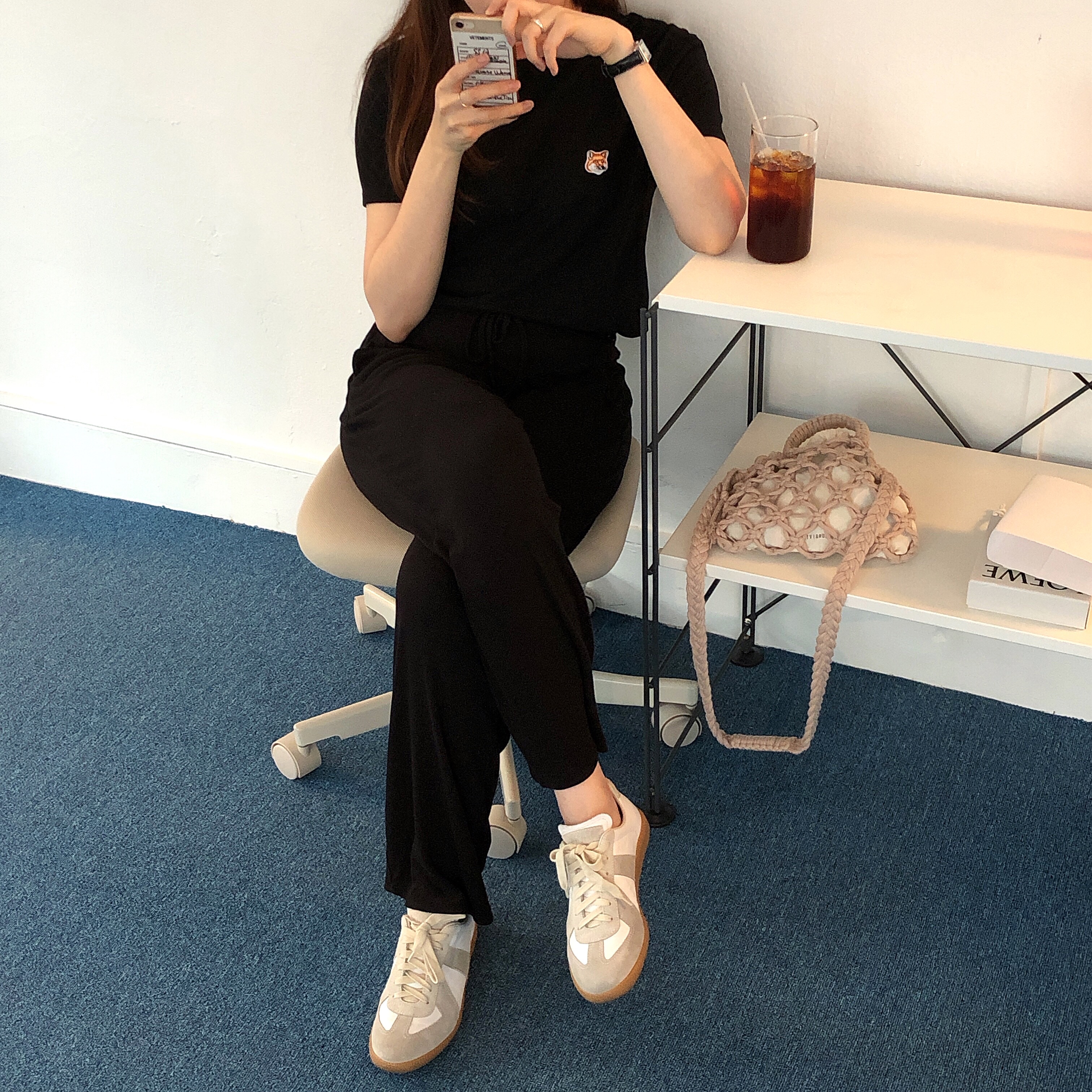 Maison Margiela Calfskin Replica Sneakers, Maison Kitsune Fox Head Patch Classic T-Shirt Black 착용 스타일