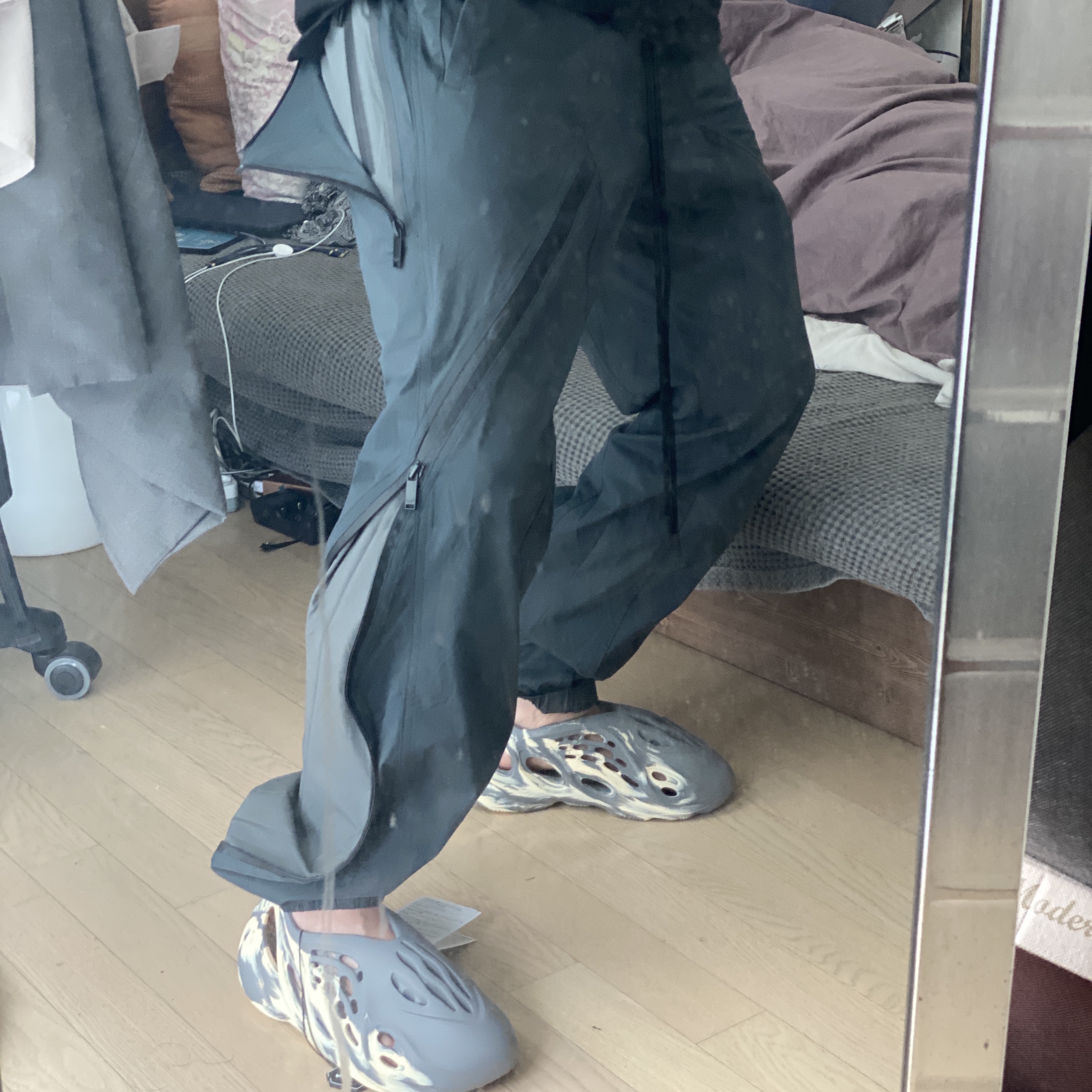 Adidas Yeezy Foam RNNR MXT Moon Gray 착용 스타일 - 1