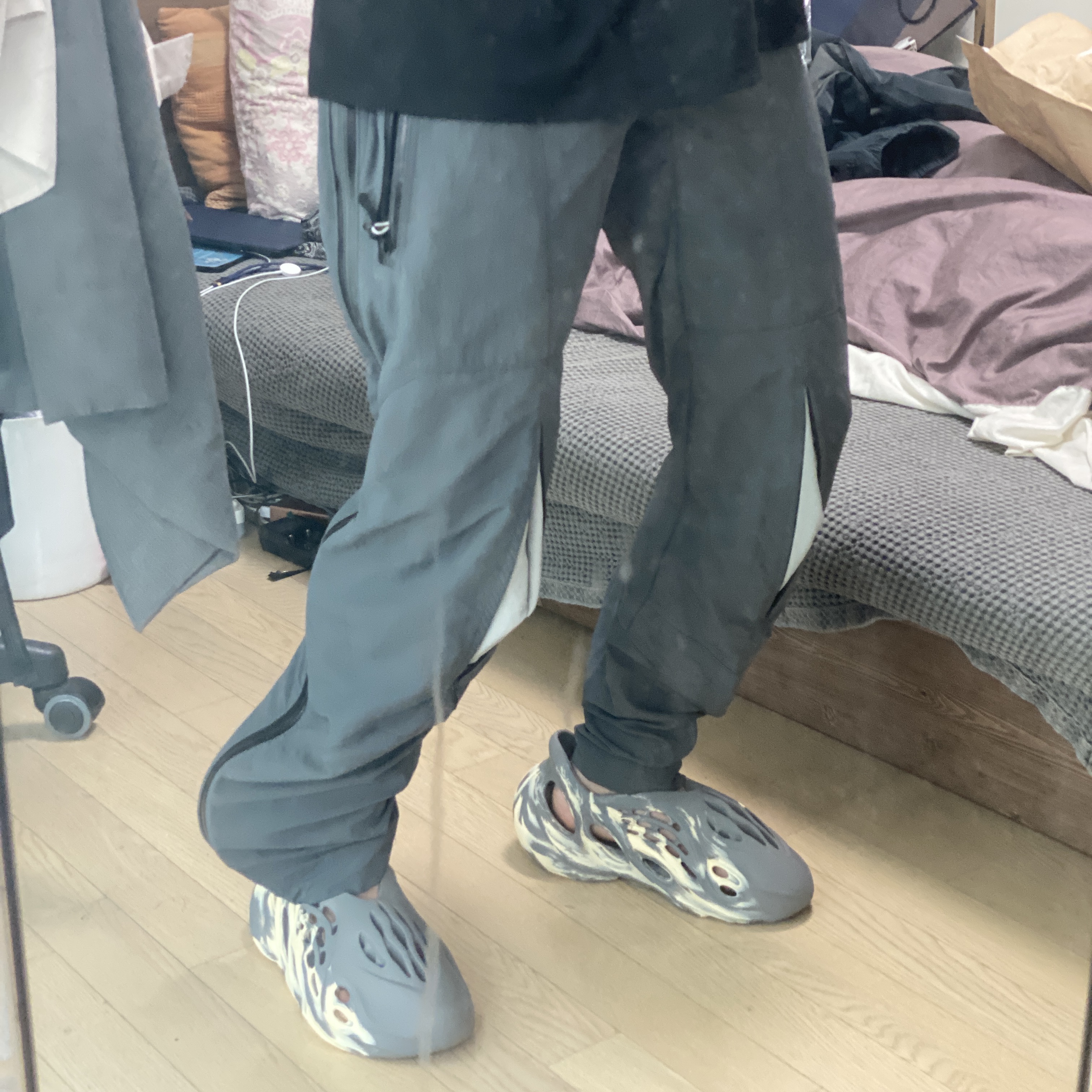 Adidas Yeezy Foam RNNR MXT Moon Gray 착용 스타일 - 2