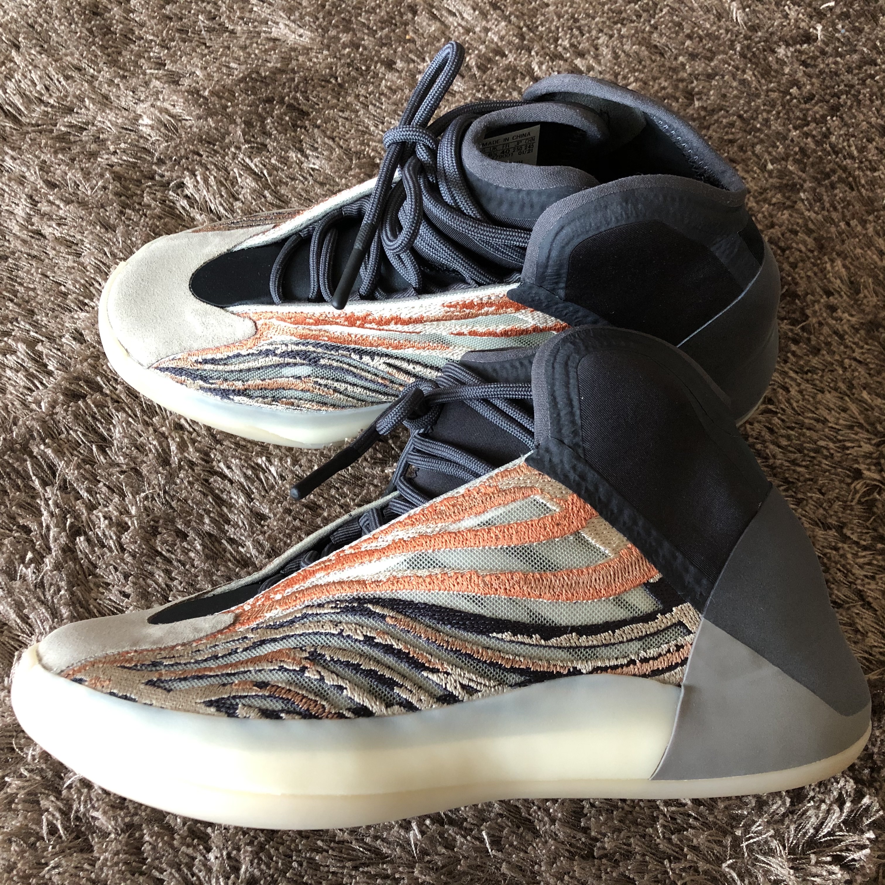 Adidas Yeezy QNTM Flash Orange 착용 스타일 - 5