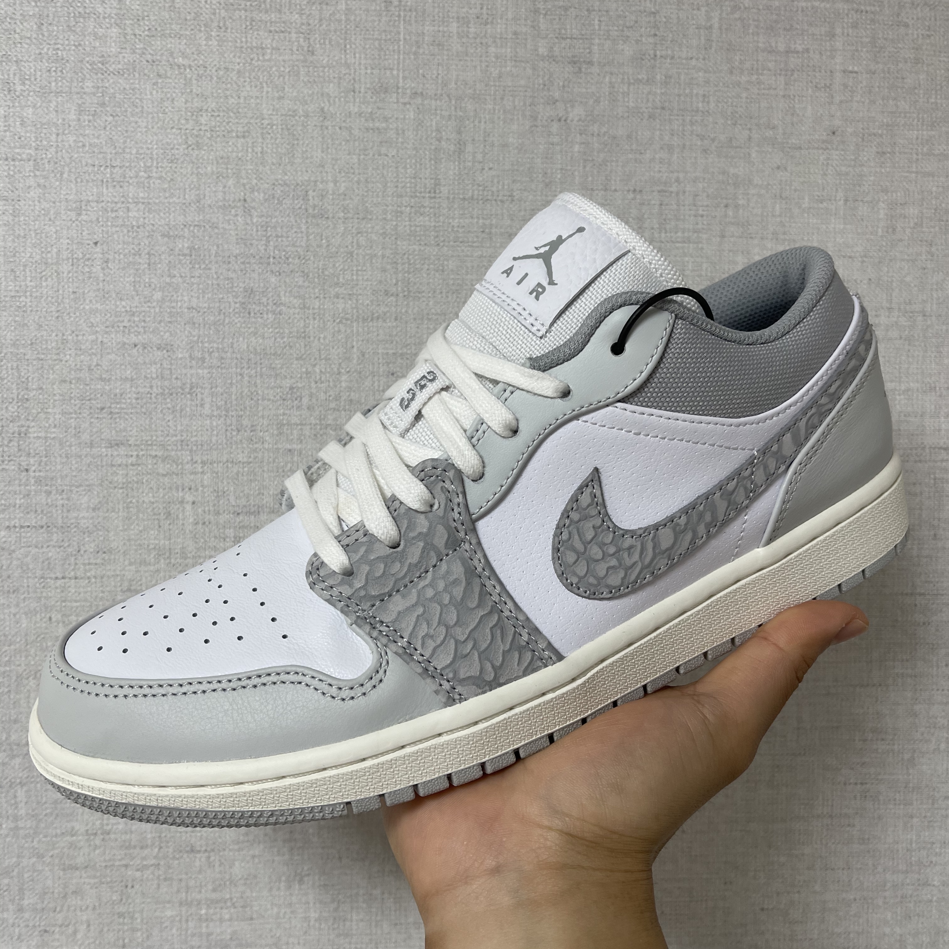 Jordan 1 Low PRM Elephant Print 착용 스타일 - 1