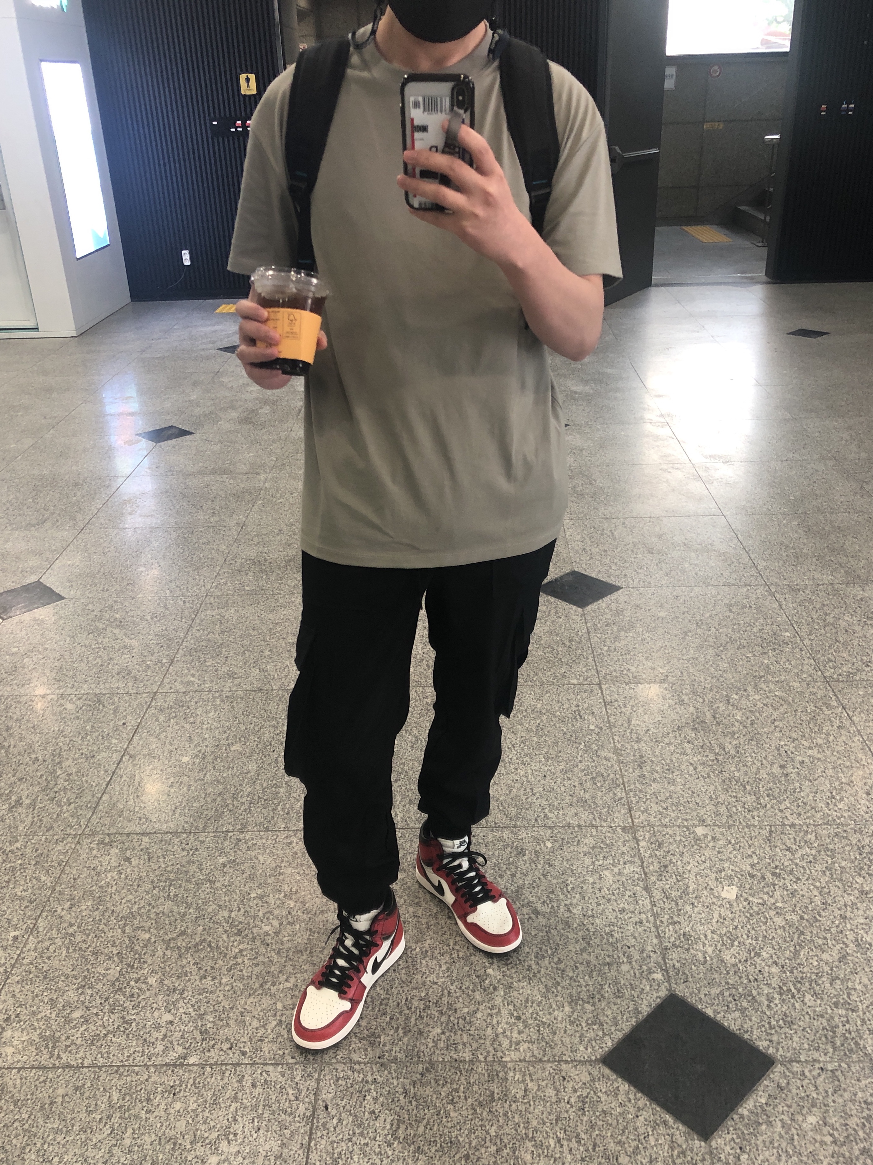 Jordan 1 Retro High OG Defiant SB LA to Chicago, Essentials T-Shirt Moss - 21SS 착용 스타일