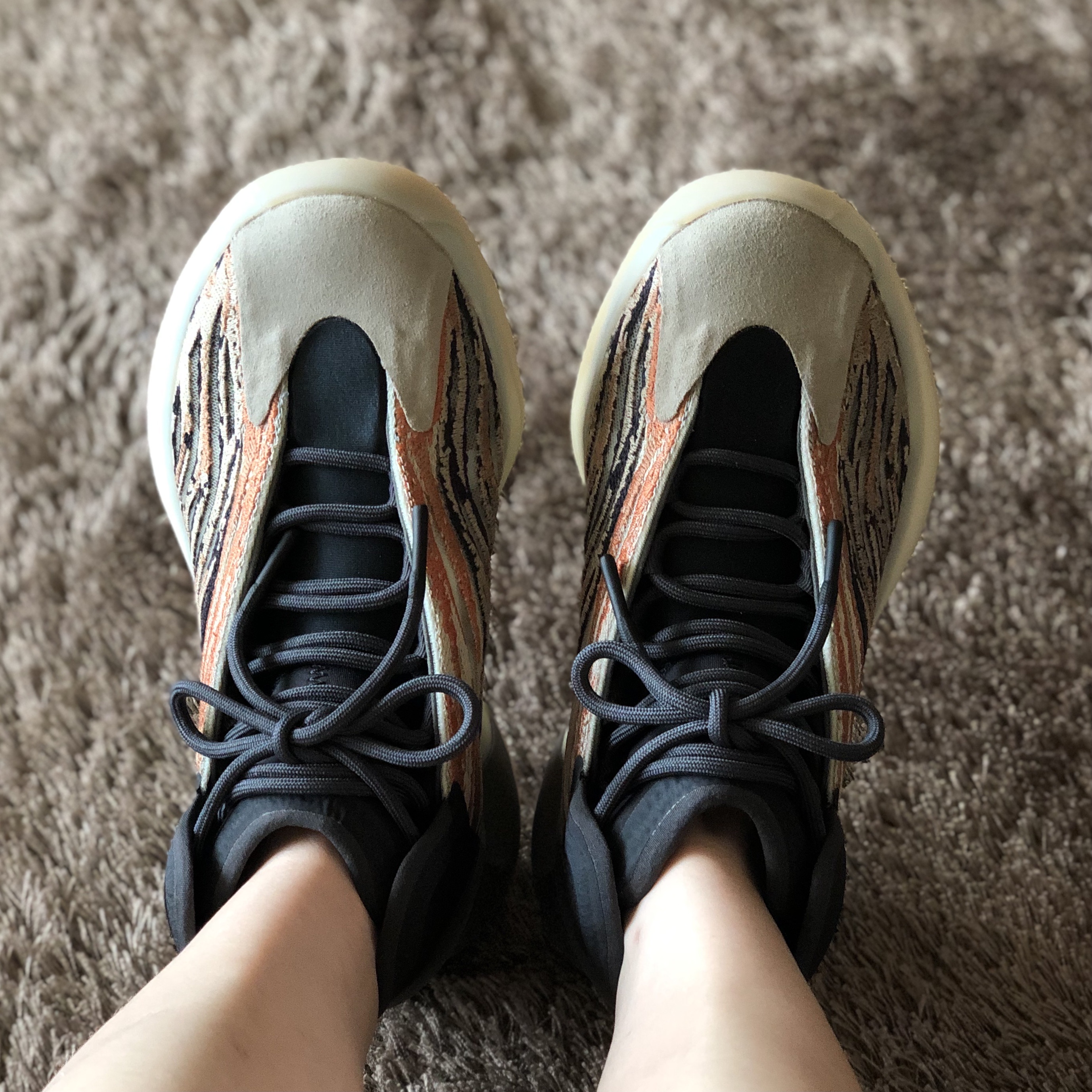 Adidas Yeezy QNTM Flash Orange 착용 스타일 - 3