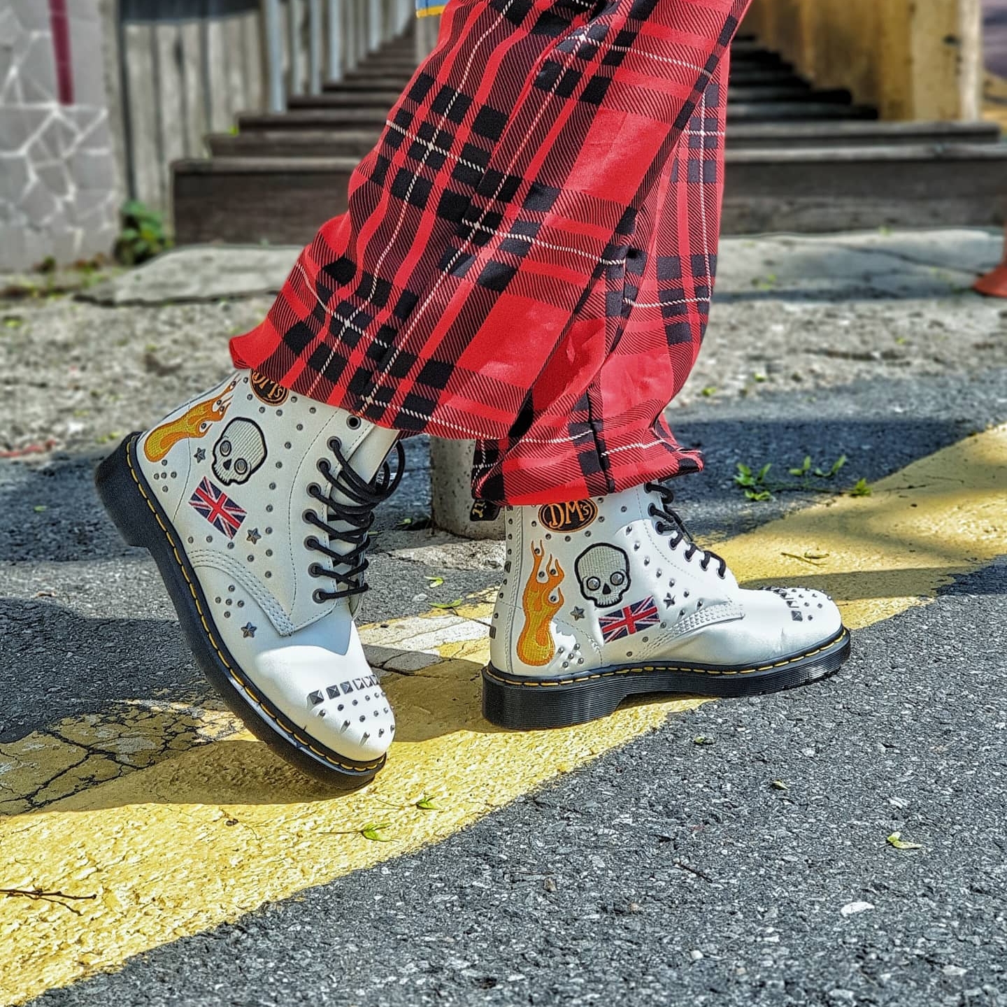 Dr. Martens x END. x Mastermind 101 Boots Skull 착용 스타일 - 2