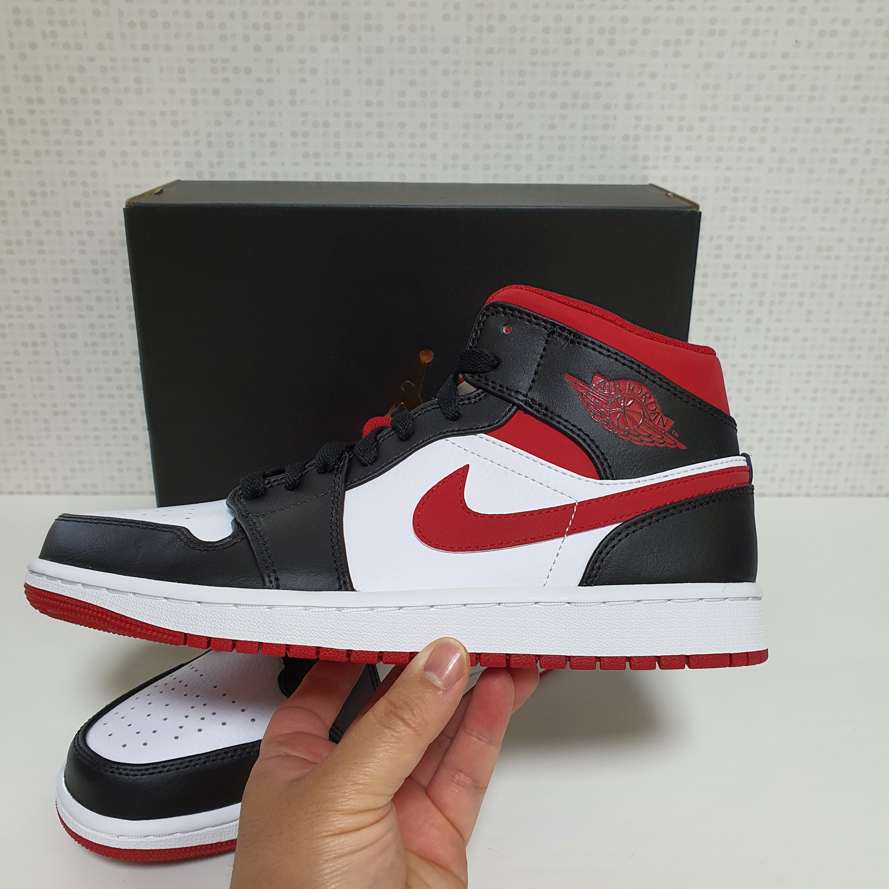 Jordan 1 Mid Gym Red Black White 착용 스타일 - 2
