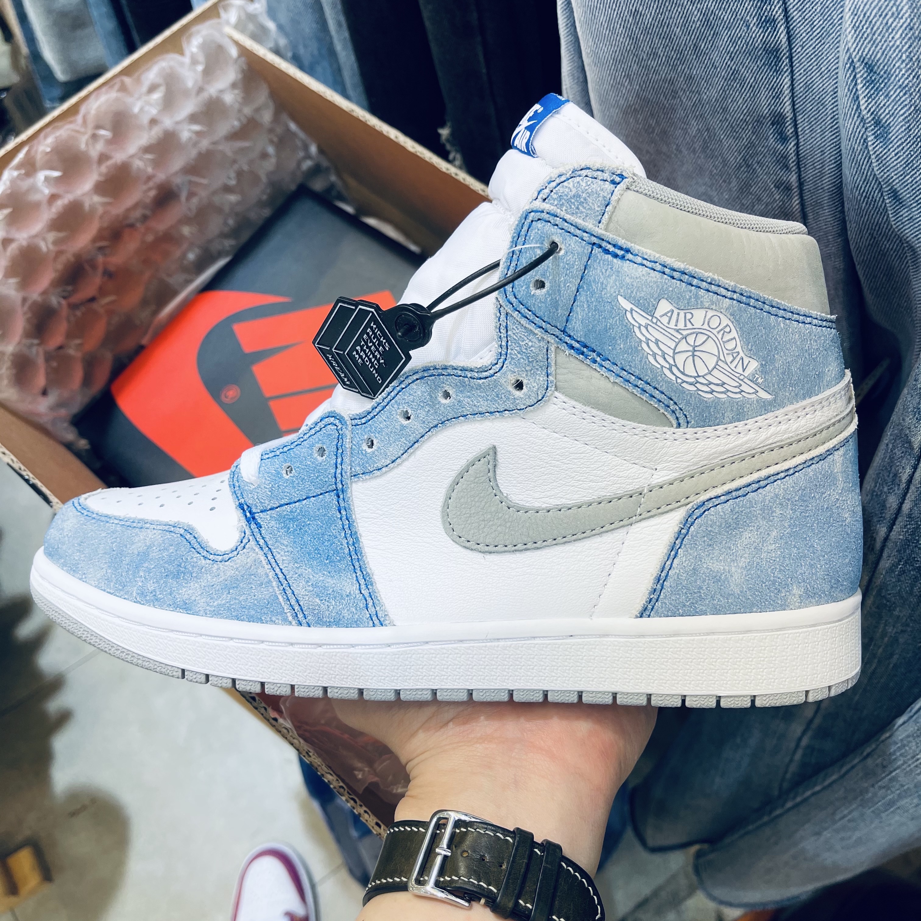 Jordan 1 Retro High OG Hyper Royal 착용 스타일