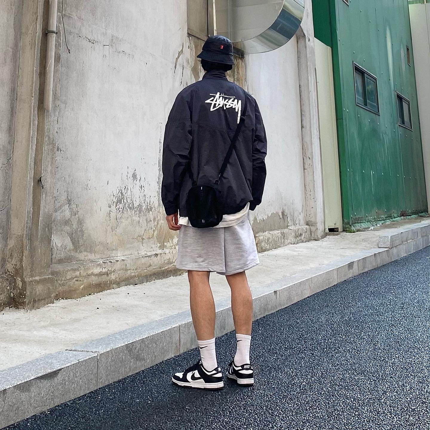 Nike x Stussy Windrunner Jacket Off Noir, Nike Dunk Low Retro Black 착용 스타일 - 1