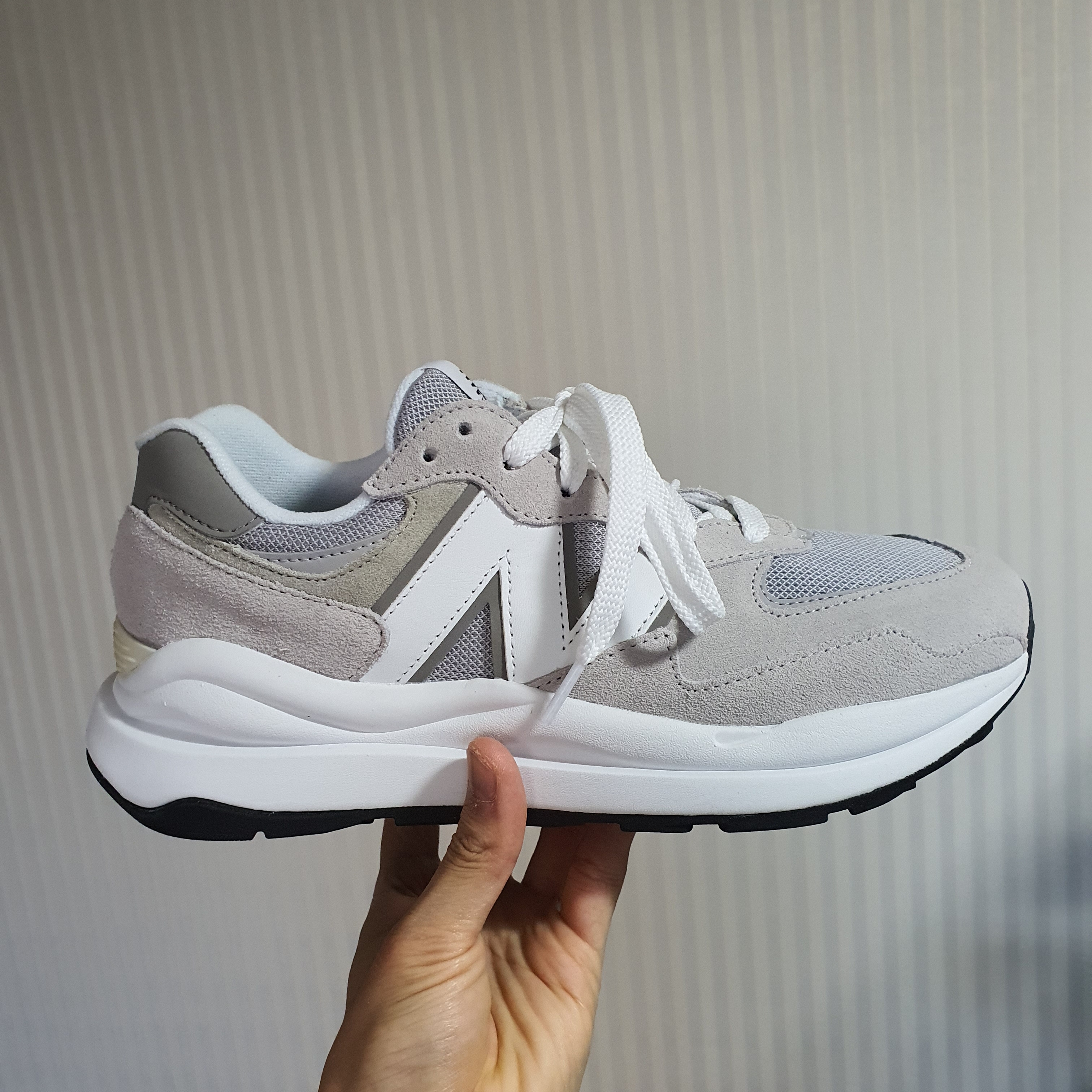 New Balance 5740 Dove Grey White 착용 스타일 - 1