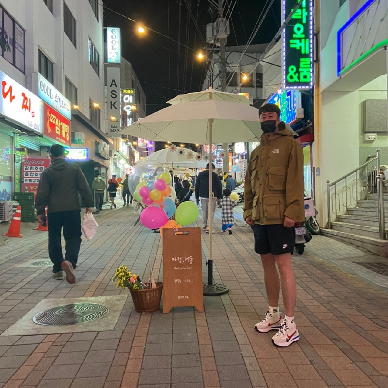 Supreme x The North Face Cargo Jacket Gold - 20SS, Nike x Sacai VaporWaffle Royal Fuchsia 착용 스타일