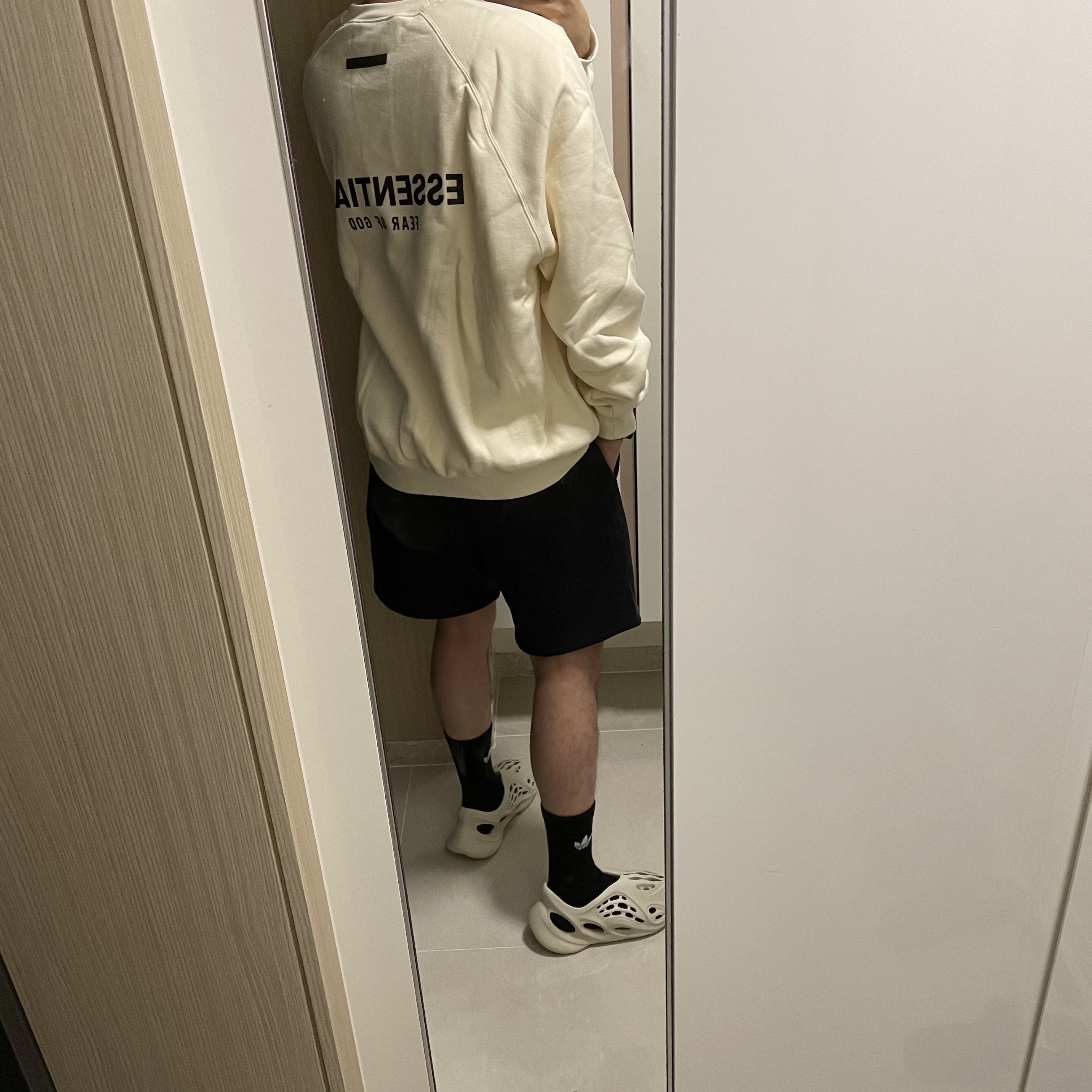 Essentials Pull-Over Crewneck Sweatshirt Cream - 21SS, Adidas Yeezy Foam RNNR Sand 착용 스타일 - 2
